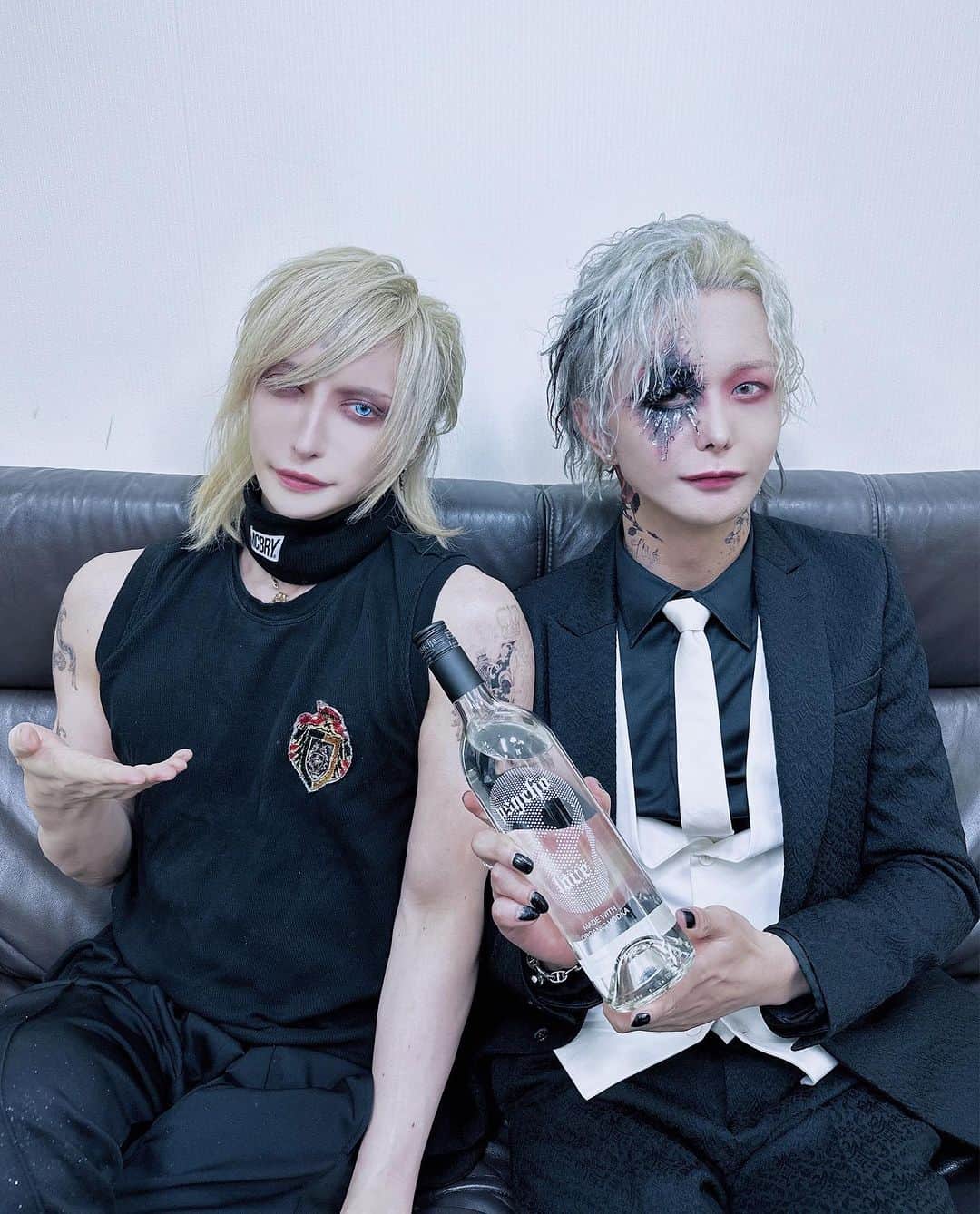 MiA のインスタグラム：「HYDEさん監修PSYCHO LOVE。 最高に美味しかったです。  親友luzくんも嫁たちも最高の美味しいと大喜び。 飲みやすく美味しいのは勿論なんだけど酒飲みの僕にとってとても嬉しかったのが…  次の日に全然残らないこと。笑  やっぱり良いお酒は次の日残らないので最高です。」