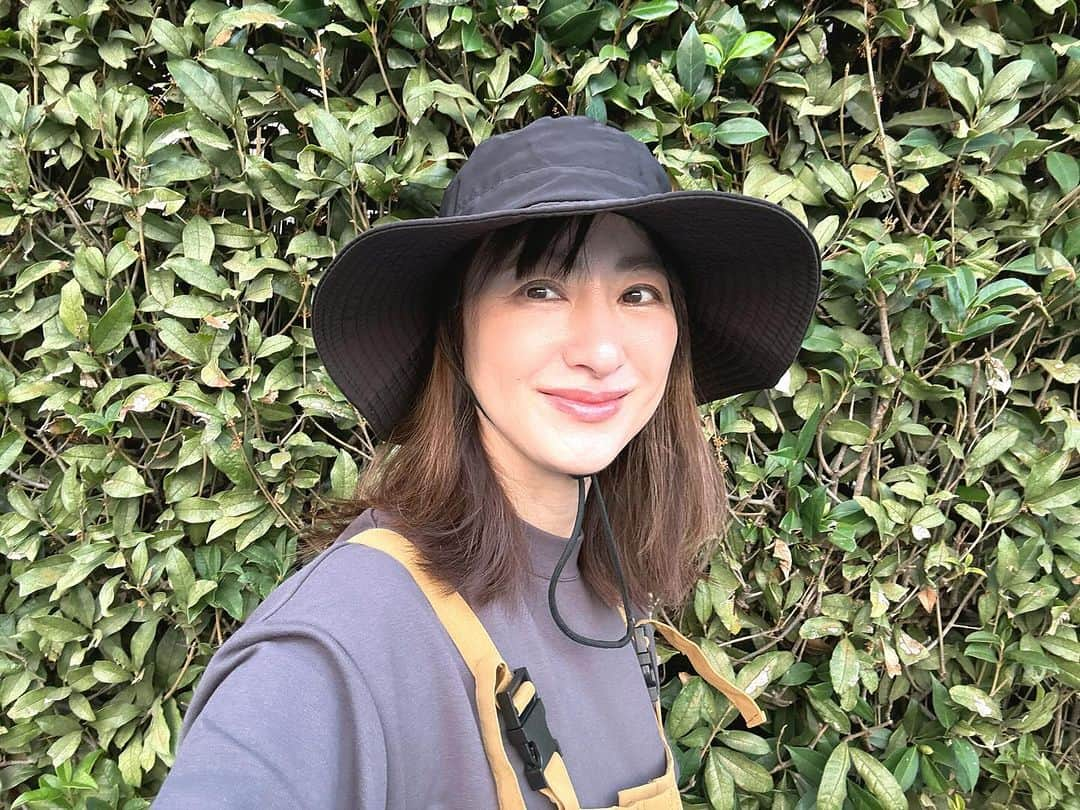 前田ゆかのインスタグラム：「しっかり畑仕事へ  今日は11月とは思えない暖かさ、  半袖でも良いような汗ばむ陽気でしたね！  畑では 小松菜🥬水菜、キャベツ、茎ブロッコリー育てています。 新たに大根二種類(三太郎と紅三太)の種まきをしました！  昨年みたいに立派に育ってくれたら良いなぁーー。 草むしりから畑の作業をしていたら暑くてあつくて、、、、！  畑も少しずつ色づきはじめてます♪ 落ち葉の踏む音が秋の音🍂  #まえゆか畑日記  #無農薬栽培 #無農薬野菜 #落ち葉の音 #季節を感じる #四季を知らせてくれる植物たち #自然の音色」