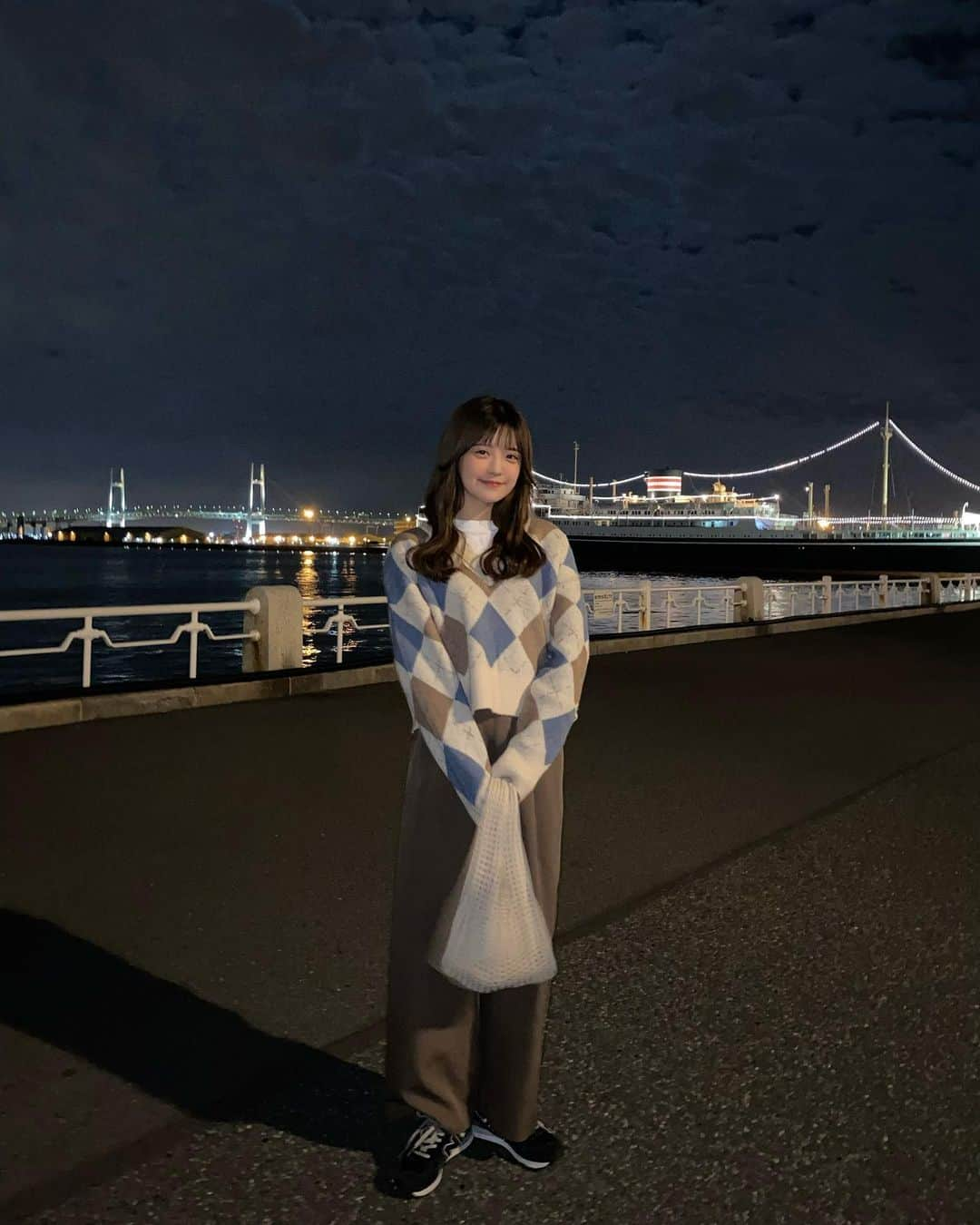 砂糖桃のインスタグラム：「横浜夜散歩楽しかった🌃  knit @__ada.official__  アーガイル柄Vネックニット🧶  カラバリ豊富でどれも可愛い~！ これ1着でも暖かい！全然寒くなったよ🫶🏻  ZOZOweek開催中だよ✨ . 163cm フリーサイズ #ada.#エイダ#エイダコーデ#タイアップ#ZOZO#ZOZOTOWN#ZOZOTOWN購入品#ニット#アーガイルニット#Vネックニット#秋服#骨格ウェーブ」