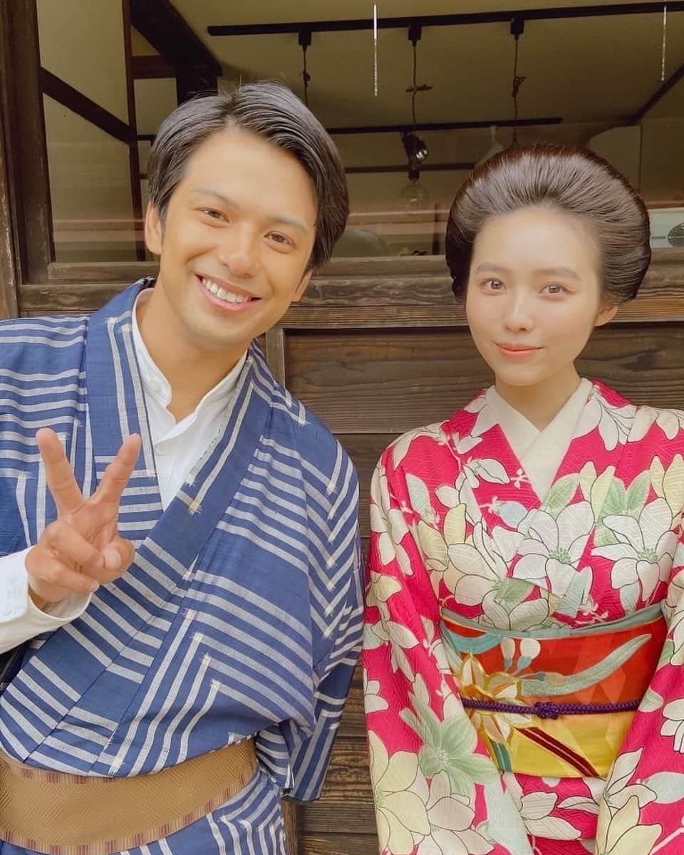 秋田汐梨のインスタグラム：「・ 映画「おしょりん」 本日より全国公開です！ 心温まるストーリーになっていて、たくさんの方に観ていただきたい作品です。  事務所の先輩の森崎ウィンさんとの写真を。 少しの時間でしたが、とても楽しい撮影でした！！」
