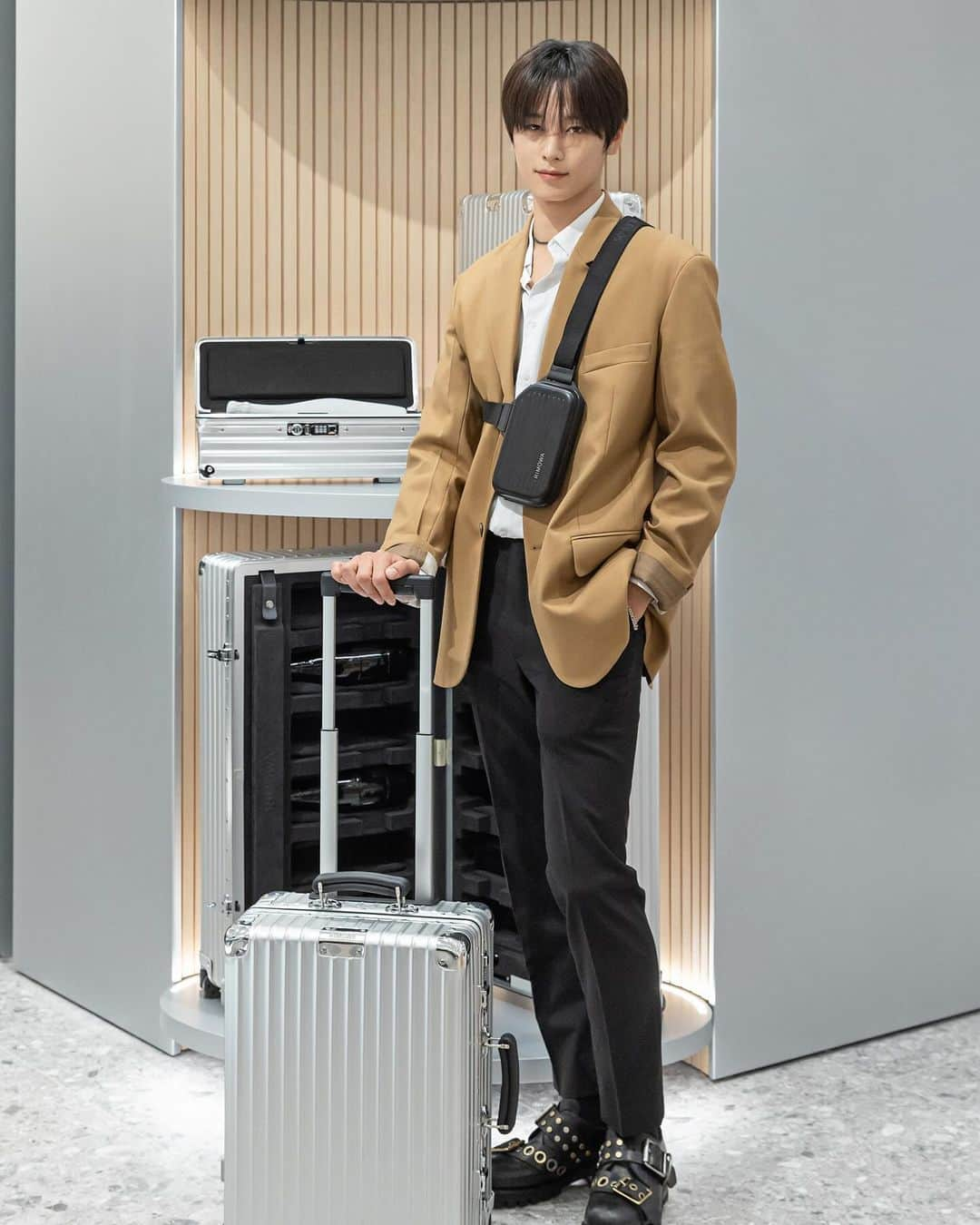 THE BOYZさんのインスタグラム写真 - (THE BOYZInstagram)「#리모와 #RIMOWA #신세계 #신세계센텀 @rimowa」11月3日 19時38分 - official_theboyz