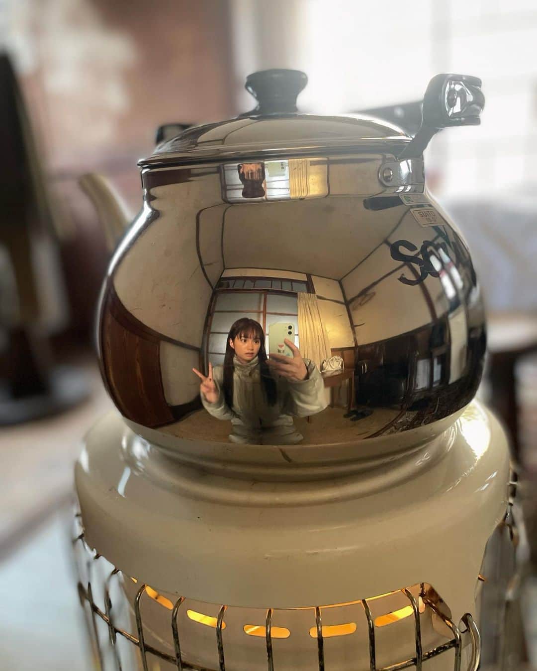 小西桜子のインスタグラム：「今日は11月がうそみたいに暑い日でしたが、ちょうど一年前の写真を見返すとストーブにやかんにホッカイロで着込みまくってました。#ぼくせん オフショ。 寒くなる前兆みたいなので、天気も気持ちも揺らぎやすいこの頃ですが ご自愛していきましょう🧣」