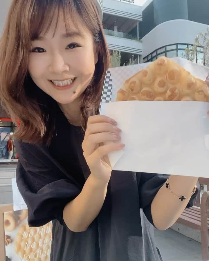 前川由希子のインスタグラム：「秋の連休に美味しいイベント✨ 【秋の味覚収穫祭】が カイタックスクエアガーデンで開催中！ @caitacsquaregarden   秋の味覚…収穫祭… なんて魅力的な響き♡  いそいそと出かけたけど、まぁ目移りします😂 まず、目をつけていたのはラ・デュ・グーテの 純生ロールケーキ。 @h.d.gouter  焼き色がついていないロールケーキが好き♡ 本場イギリスのレシピで作られたスコーンは 種類が多すぎるくらい豊富！ @biburytearooms  そして、熱々ねっとりな芋次郎商店の壺焼き芋。 @iomojiro  もっちもちでわらび餅がとろ〜んと伸びる 乳・卵・小麦不使用の米粉ワッフル。 @papaspuff_stand  熊本からやってきた、独自製法のマサラチャイが 可愛くて美味しい♡ @siphontatsuya   美味しくて楽しくて、秋の連休にピッタリです✨ 明後日までなので、ぜひ✨  出店しているのはこちら💁‍♀️  芋次郎商店 @iomojiro  サイフォンタツヤ @siphontatsuya  PAPA'S PUFF STAND @papaspuff_stand  ラ・デュ・グーテ @h.d.gouter  OKベーグル @ok_bagel  FLY8KITCHENPRODUCE  @fly8eightk.p  バイブリー ティー ルームズ @biburytearooms  植物屋 @shokubutsuya  KATAOSA COFFEE @kataosacoffee  和馬の和菓子（土日のみ） @kazumanowagashi  music store RAPTURE @ms_rapture   【カイタック秋の味覚収穫祭】 開催日： 2023年11月3日（金・祝）～5日（日） 会場： カイタックスクエアガーデン （福岡市中央区警固1丁目-15-38）  #pr  #カイタックスクエアガーデン  #秋の味覚収穫祭  #秋の味覚  #福岡グルメ  #福岡食べ歩き  #福岡スイーツ  #天神グルメ  #天神食べ歩き  #天神スイーツ  #福岡食のイベント  #福岡イベント情報」