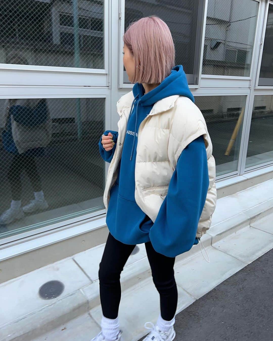 annaのインスタグラム：「.  全身 @__segur.__ ✌️✌️ 今日発売のパーカー💙💙 ブルー新鮮で可愛い😚🫶  #冬コーデ#秋コーデ#カジュアルコーデ#大人カジュアルコーデ#オトナカジュアルコーデ#ゆるコーデ#158cmコーデ#骨格ナチュラルコーデ#きょこ#30代ファッション#30代コーデ#ダウンベスト#パーカーコーデ」