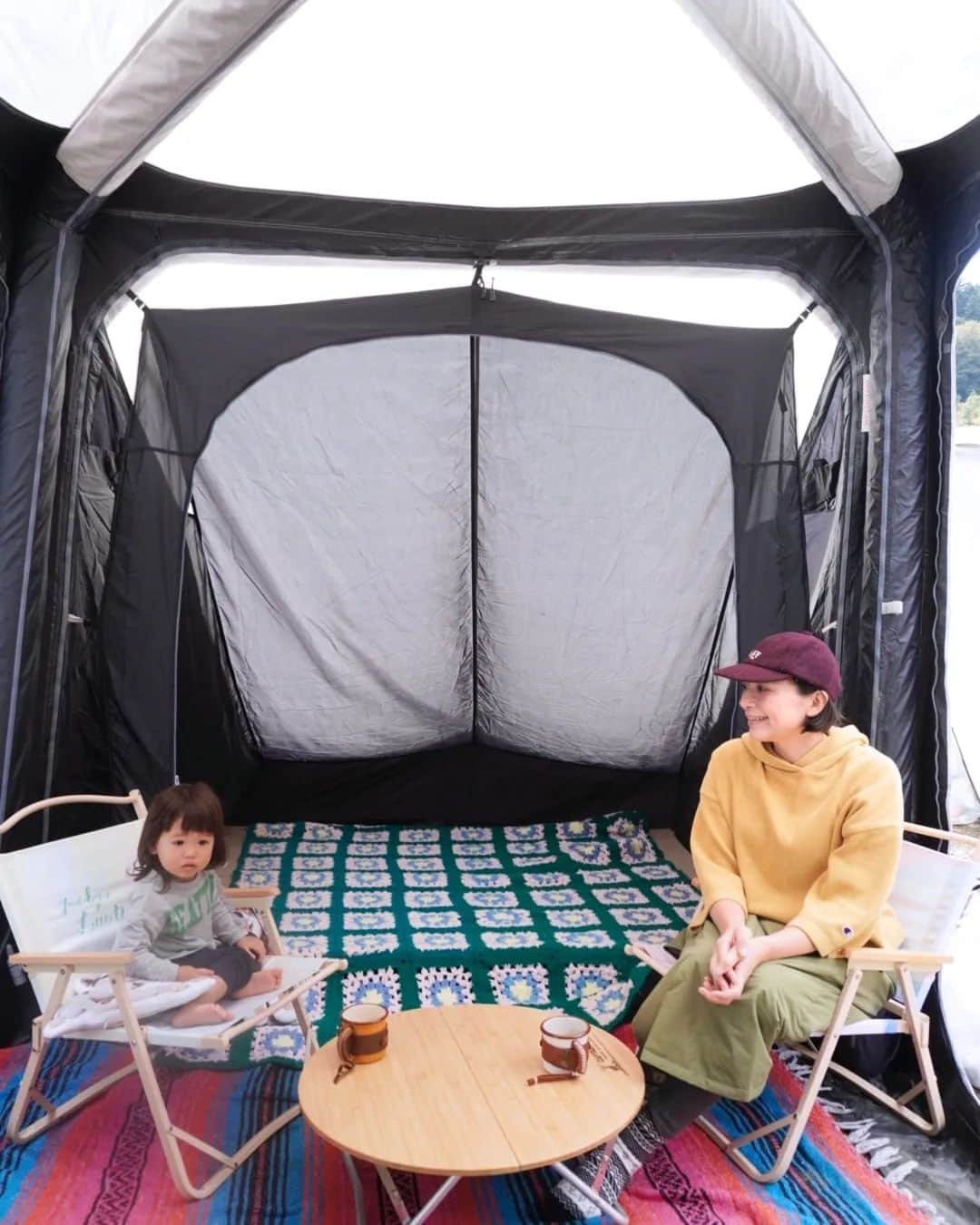 芳美リンのインスタグラム：「今回のカーサイドテントのレイアウトはこんなかんじ。  就寝スペースにはコットを2台置いて、ブランケットを敷きました。これでラナちゃんと二人で寝ても広々快適に。  実際に寝るときは足元に電気毛布と、冬用シュラフを利用✨  #dometic#HUBINFLATABLEAWNING #カーサイドテント#カーサイドタープ #カーステイ#バンタメ#carstay #carstayアンバサダー #アウトドアベビー #アウトドアトドラー #outdoortoddler #traveltoddler #トラベルトドラー#トラベルガール#トイっぷ号 #アウトドア女子#女子キャンプ#青野原野呂ロッジキャンプ場」