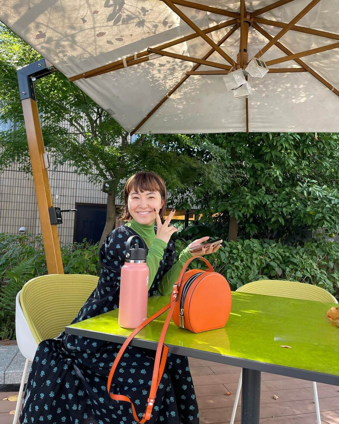 村上佳菜子のインスタグラム：「✌🏼🩵🍊🩷 トレーニング後の素敵スペースで MTG💪  体の事を考えながらトレーニング するのは面白くて楽しい！ My special teacher @laceytrainer  😂😂😂 . . . #トレーニング #身体作り #努力も大切 @laceupgym  . . #每日穿搭  #ootd #毎日コーデ #日系穿搭　#옷스타그램　#멋스타그램 #我最爱的服装品牌　#패피　#오오티디　 #스타일링　#패션스타그램　#데일리룩 #figureskate #figureskater #skate #skater #olympian #tagsforlikes #followme  #我的最愛 #照片  #请关注一下 #팔로우미 #팔로우환영　#일상　#94년생　#데일리」