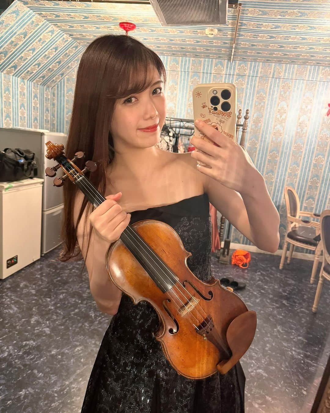 高木凜々子のインスタグラム：「本日はMV撮影でした🎻❤️  着替えてたくさん弾いた！！ 楽しくて終始ニヤニヤしてました笑 今から完成が楽しみです♪  さああさって11/5は初福岡公演！ 八女に行きます❣️ 演奏お楽しみに♡  #violin #music #concert #mv」