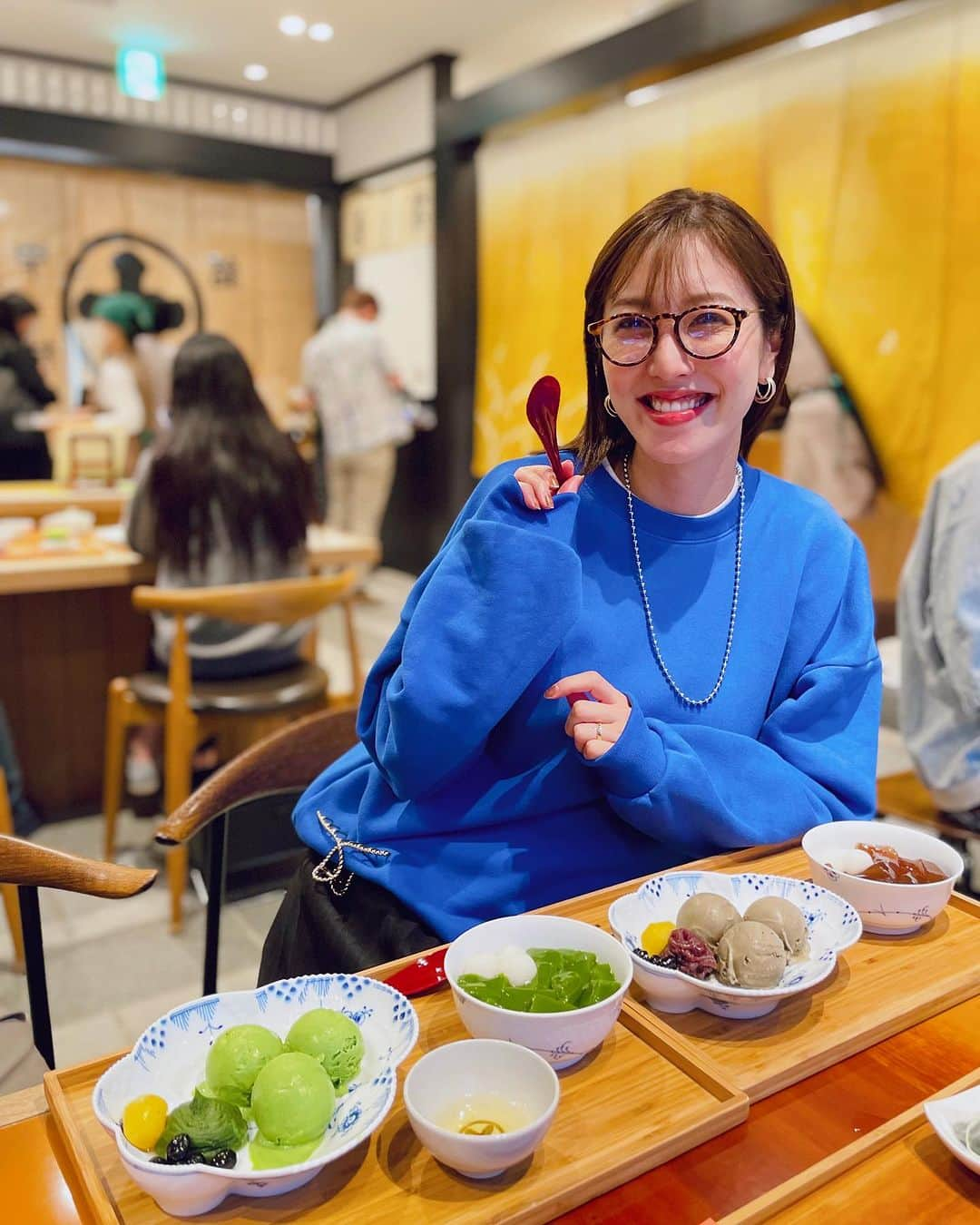 小澤陽子のインスタグラム：「🇯🇵  和甘味欲マシマシな最近🥺🍵🎑  三連休は皆さんどうお過ごしですか？☺️  この三連休でいうと、私は今日だけおやすみ📅 でも人が多そうと思うあまりに、 結局近くのカフェで仕事したり…変わらぬ１日😂笑  海外から帰国した幼馴染と、 久々にゆっくり銀座を食べて練り歩いた、 楽しい１日を振り返る写真でもあげておく🐳🎞️笑  ついでに、パキッとしたかわいい青の トレーナー着回しも、まとめてみた👖🩵 　🌶️ 甘辛(スカート) 　🌶️🌶️ 中辛(デニムで楽ちんカジュアル) 　🌶️🌶️🌶️ 辛口(シャツでパキッと)  トレーナー１枚で出られるこの気候、 最高すぎるよーー🥹  #エビちゃんとの久々ランチも🍚☺️ #最近抹茶欲が止まらない #美味しすぎて #幸せすぎた🥹🍵 #ずっと食べてる #オフの日🌿 #トレーナーコーデ  #着回しコーデ  #おざよーfashion👗 笑 #妊婦に見えない #マタニティコーデ」