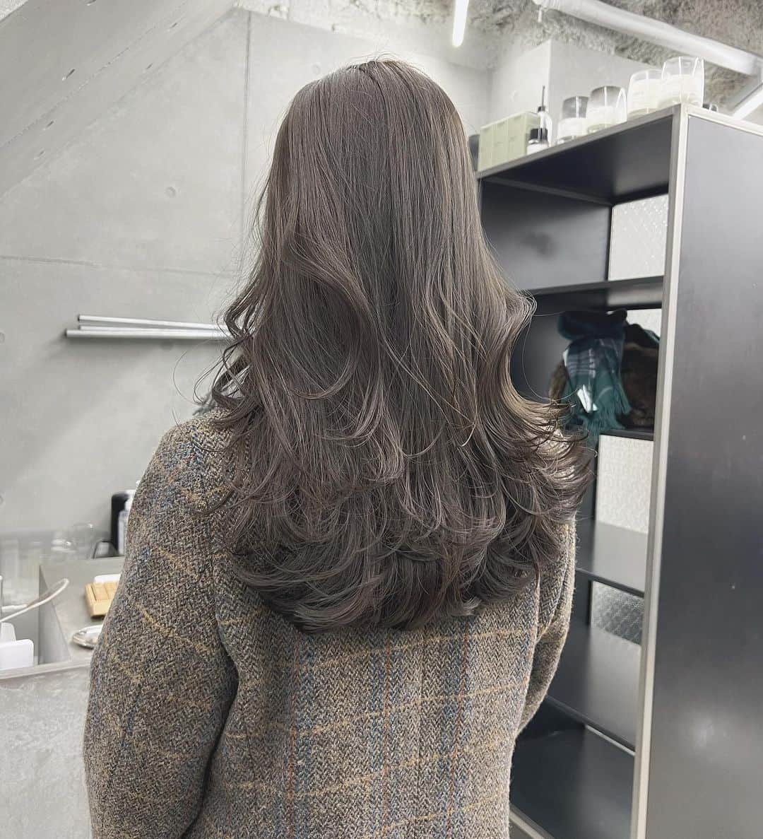 兼井遼のインスタグラム：「オリーブグレージュ＊ 柔らかくほつれるヘア😌  ツヤのある 暗くても透明のある カラーならお任せください☺️  11月のご予約も まだまだお取りできます🙇🏻  ご質問などは コメントにてお問い合わせください！😌  #ケアカラー  #ヘアアレンジ  #ケアダブルカラー  #巻き方  #髪質改善カラー  #イルミナカラー  #ミルクティーベージュ #グレージュ  #ケアブリーチ  #ハイライトカラー  #ハイトーンカラー  #ブリーチ  #ダブルカラー   #インナーカラー  #オリーブアッシュ  #グラデーションカラー  #グレージュカラー  #ツヤトーン  #パーマ  #艶髪  #外国人風  #髪質改善トリートメント  #くびれヘア  #シースルーバング  #髪質改善  #ラベンダーグレージュ  #オリーブグレージュ  #トリートメント  #ヘアアクセサリー　#インナーハイライト」