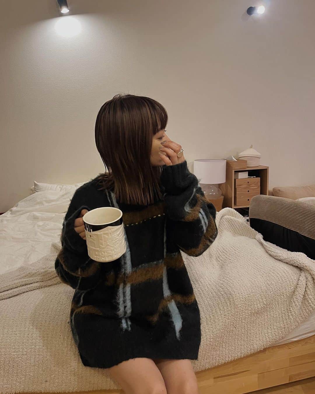 sawakoのインスタグラム：「. @pammofficial  リバーシブルでつかえるふわふわニット 表と裏？で全く違う雰囲気になるから1枚でコーデの幅が広がるね #pamm #pr」