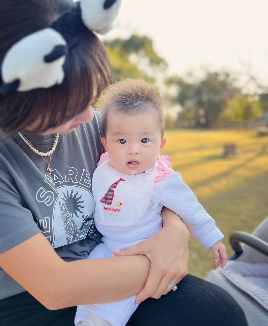 小川ひとみのインスタグラム：「3連休🫶 友人Familyと和歌山へ🐼 アドベンチャーワールドへ行きました🥰 イルカのショーを見た後は トレインサファリに乗って🦁 娘達も抱っこ紐できょろきょろと 興味津々でした💓 美味しい海鮮を食べて 子供達も大満足で楽しかった🫶 和歌山、また行きたいな❤️ #shorttrip #和歌山 #白浜 #Family #6months #twins #4歳」