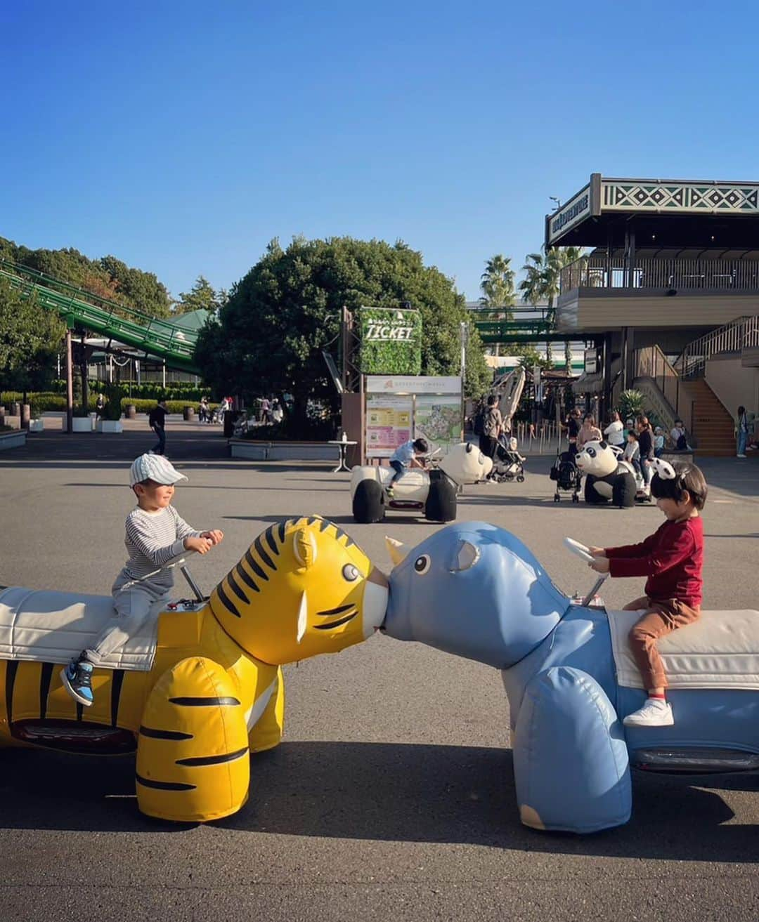 小川ひとみさんのインスタグラム写真 - (小川ひとみInstagram)「3連休🫶 友人Familyと和歌山へ🐼 アドベンチャーワールドへ行きました🥰 イルカのショーを見た後は トレインサファリに乗って🦁 娘達も抱っこ紐できょろきょろと 興味津々でした💓 美味しい海鮮を食べて 子供達も大満足で楽しかった🫶 和歌山、また行きたいな❤️ #shorttrip #和歌山 #白浜 #Family #6months #twins #4歳」11月3日 19時47分 - hitomy220