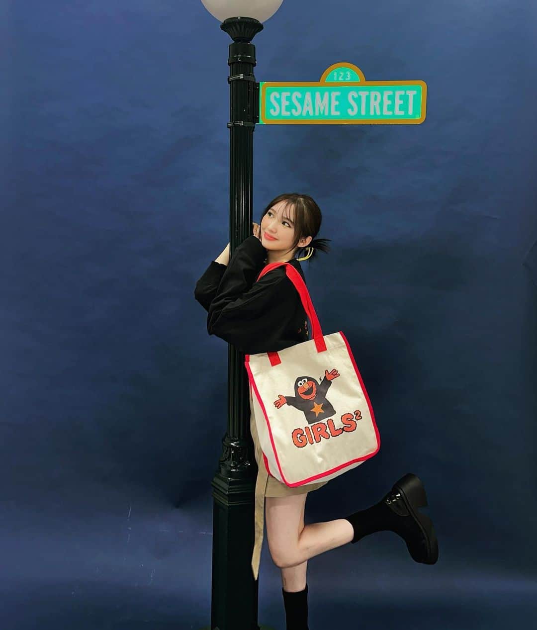 山口綺羅さんのインスタグラム写真 - (山口綺羅Instagram)「[SESAME STREET×Girls² by PONEYCOMB TOKYO]  受注販売START🪄  ビッグバードと共に楽しく撮影しました〜🐥⸒⸒  可愛いアイテム沢山ありますっ(><) 是非チェックしてみてねっっ！！！  #セサミストリート  #ビッグバード  #パニカムトーキョー」11月3日 19時47分 - girls2_kira_official