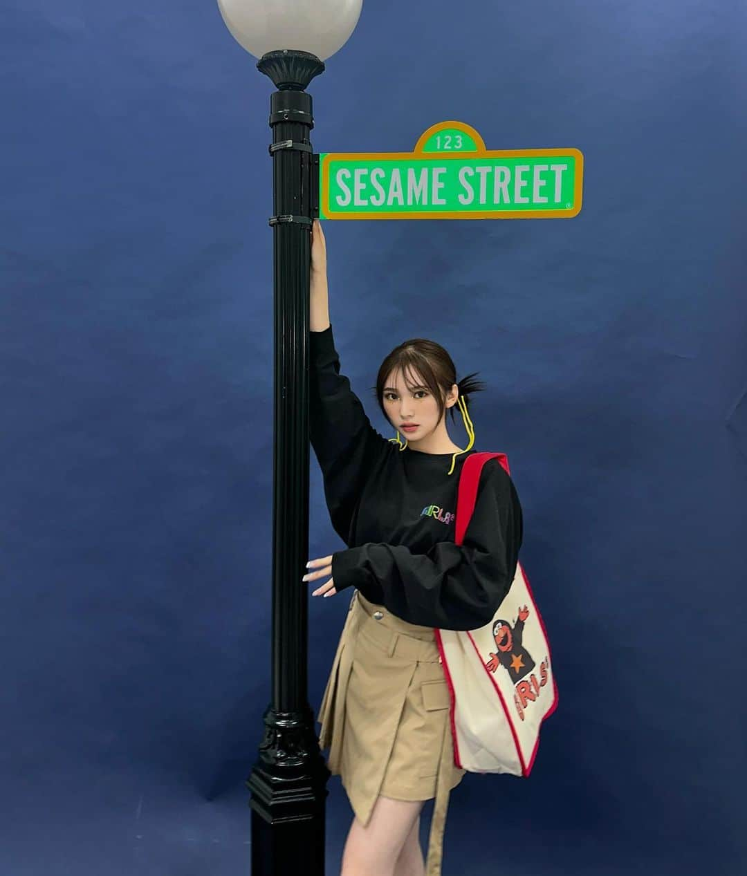 山口綺羅のインスタグラム：「[SESAME STREET×Girls² by PONEYCOMB TOKYO]  受注販売START🪄  ビッグバードと共に楽しく撮影しました〜🐥⸒⸒  可愛いアイテム沢山ありますっ(><) 是非チェックしてみてねっっ！！！  #セサミストリート  #ビッグバード  #パニカムトーキョー」