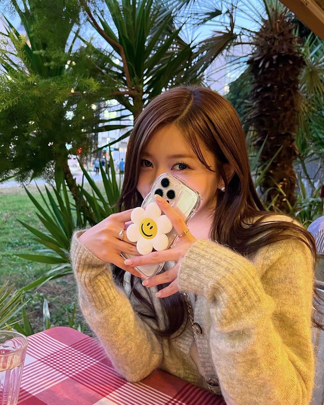 石崎日梨のインスタグラム：「⁡ 展示会巡りした日🤨☀️ もこもこニットの季節かな☁️」