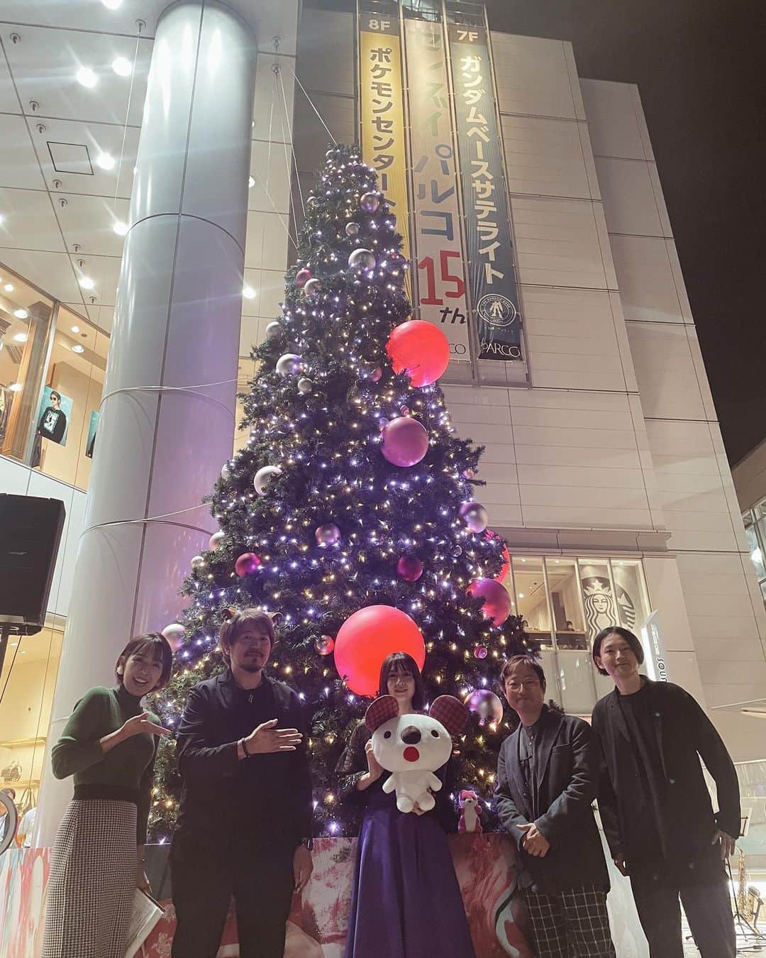 若林翔子さんのインスタグラム写真 - (若林翔子Instagram)「. . 秩父英里さん率いるスペシャルバンドの皆さんと🎄✨  皆さんが奏でる音楽が、 ポップだったりしっとりムーディーな雰囲気になったり。  そして最後は手拍子しながらノリノリでみんなが一つになれた😍✨  クリスマスムード満載のあの空間に一緒にいられて、 とっっても幸せだったなぁ🥹  会場で一緒に盛り上げてくださった皆さんも ありがとうございました！！  @eeerichichibu   あーーー秩父英里さんが可愛くて素敵で 一気にファン🥹💋  #仙台パルコ　#クリスマスツリー　#点灯式 #秩父英里　さん　#スペシャルバンドの皆さん #生演奏　#ピカチュウ　#パルコアラ　 #司会　#MC」11月3日 19時51分 - shokowakabayashi1685