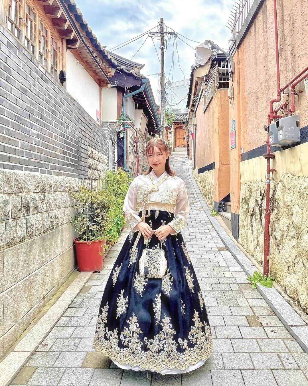 みまるさんのインスタグラム写真 - (みまるInstagram)「Seoul🇰🇷🎀🖤  #20230921 #時差投稿  #韓国旅行  #韓服  #北村韓屋村  #한복  #seoul  #みまる #mimaru #🇹🇭 #海外移住 #タイ #バンコク #タイ移住 #バンコク生活 #bangkok #thailand #海外生活  #海外旅行  #ナチュラルライフ #干物女 #自由人 #youtuber #バンコク情報  #みまるチャンネル」11月3日 19時52分 - mimaru_dayo