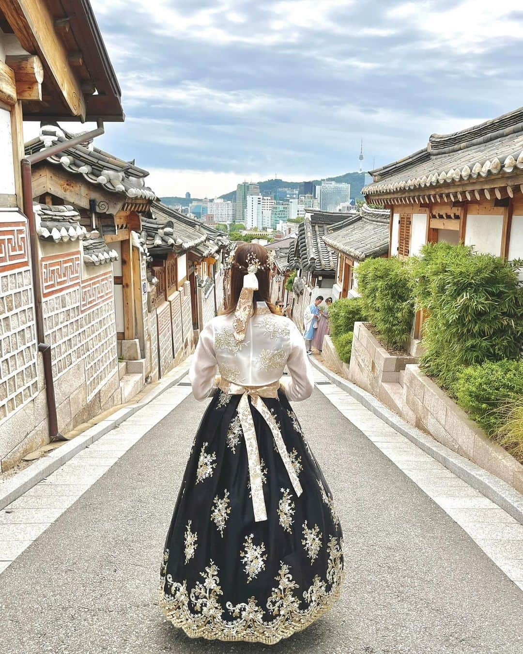 みまるさんのインスタグラム写真 - (みまるInstagram)「Seoul🇰🇷🎀🖤  #20230921 #時差投稿  #韓国旅行  #韓服  #北村韓屋村  #한복  #seoul  #みまる #mimaru #🇹🇭 #海外移住 #タイ #バンコク #タイ移住 #バンコク生活 #bangkok #thailand #海外生活  #海外旅行  #ナチュラルライフ #干物女 #自由人 #youtuber #バンコク情報  #みまるチャンネル」11月3日 19時52分 - mimaru_dayo