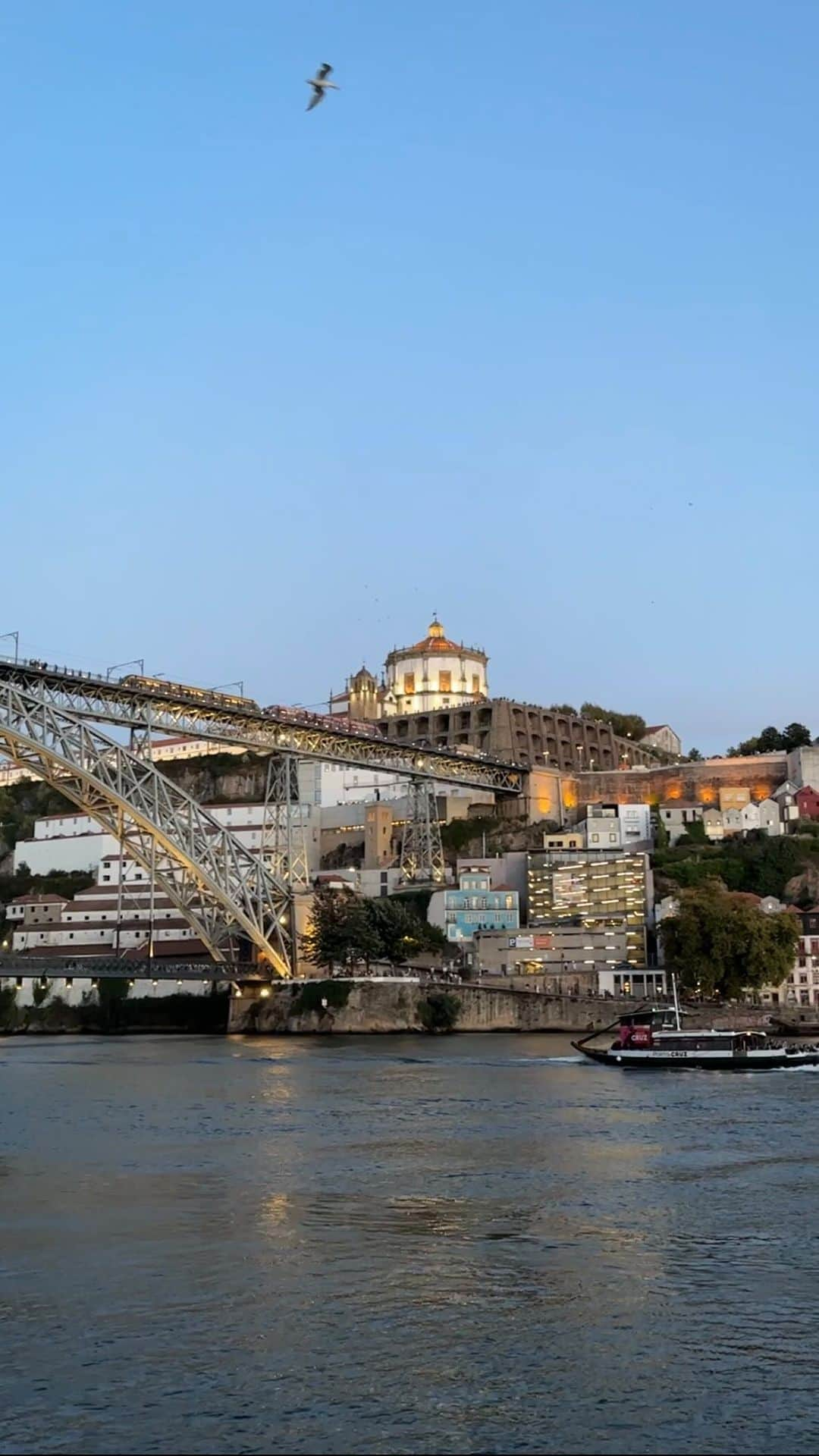 近藤しづかのインスタグラム：「Can we skip to the good part?  📍Porto, Ponte dom luis Just in love with sunsets in Porto  #pontedomluis #oportocity  #ドンルイス1世橋  #ポルトガル #ポルト  #ポルトガル旅行 #ヨーロッパ旅行」