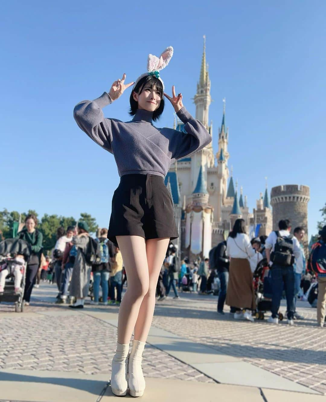 椎原えみさんのインスタグラム写真 - (椎原えみInstagram)「2023.11.02.𝖥𝗋𝗂𝖽𝖺𝗒 . . . Disneyland🏰🐭 × ステラルーちゃん🐰💕 . . .  #milkandhoney #椎原えみ #ミルハニ  #ニット #ロングブーツ  #秋服コーデ #秋服 #ディズニーコーデ  #ショートヘア #被写体  #雰囲気美人 #モデル #アイドル #japaneseidol #japanesegirl  #beautiful #いいね  #photomodel #photography #Japan  #高身長女子  #model  #cute #撮影会モデル」11月3日 19時53分 - emi.s_mh