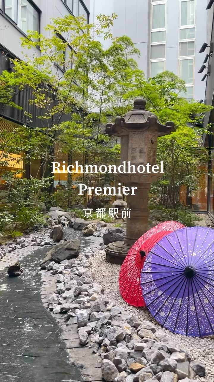 寺島茉里のインスタグラム：「✔︎ 気になったらいいね＆保存 _____*⸝⋆ ⁡ 京都駅から徒歩5分のコスパ最強ホテル @richmond_premier_kyoto ⁡ 「粋場」〜自分だけのお気に入りの場所〜 ホテルのコンセプトのとおり 京都を感じられる居心地のいい空間🌱 ⁡ プレミアムラウンジでは時間によって デザートやソフトドリンクやアルコールなど 宿泊者は無料で楽しめちゃいますˊ˗ ⁡ アメニティーバーには 基本のバスグッズからスキンケアやヘアオイル フェイスマスクまであって充実しまくり🧖🏻‍♀️ ⁡ 朝食ビュッフェは 京都ならではのおばんざいから洋食にデザートまで 美味しくて健康的な最高のラインナップ♡♡♡ ⁡ 駅すぐなので観光地へのアクセスにも最適🙌🏻 ⁡ ⋰⋰⋰⋰⋰⋰⋰⋰⋰⋰⋰⋰⋰⋰⋰⋰ ⁡ 今回は観光というよりホテルステイを メインに京都に行ってきたよー‼︎ ⁡ 家事や仕事や日常から離れて リフレッシュできた☺️ ⁡ ⁡ #リッチモンドホテルプレミア京都駅前 #richmond_premier_kyoto #kyototrip #kyotostay #京都ホテル #京都タワー #京都駅周辺 #京都散策 #京都観光 #京都旅 #京都旅行記 #子連れレジャー #ホテルステイ満喫 #ホテルステイ好きな人と繋がりたい #ホカンス #旅レポtera PR」