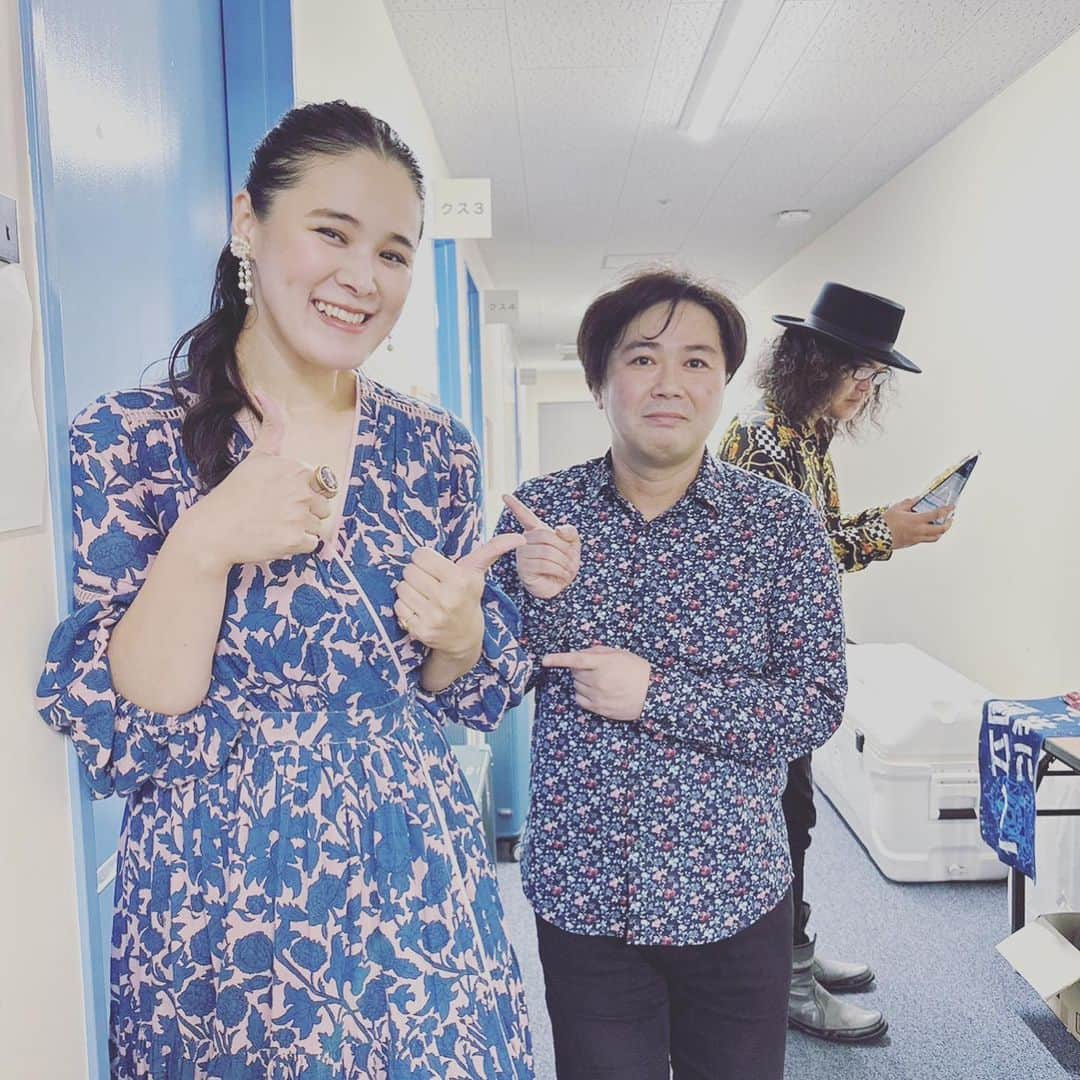 手嶌葵さんのインスタグラム写真 - (手嶌葵Instagram)「2023年11月3日福岡県・宗像フェスに出演しました！ 遊びに来て下さった皆さま☺︎ありがとうございました。  久しぶりにフェスに参加して楽しかったぁ、さあ！写真を！と思ったら、真藤さんがキョロキョロ・・私と江部さんはニコリ！真藤さんはポテチとニコリw  -Aoi🌹  #手嶌葵 #宗像フェス  #江部和幸 さん #真藤敬利 さん #aoiteshima #音楽 #宗像ユリックス」11月3日 19時53分 - aoiteshimaofficial