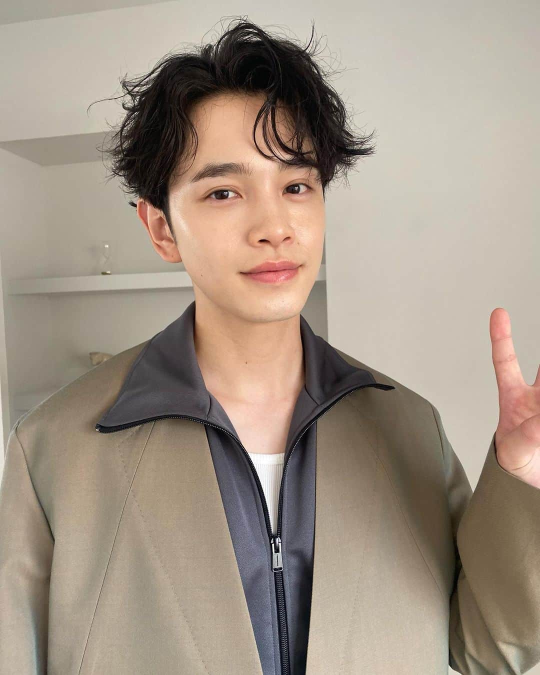 鈴木康介のインスタグラム：「カレンダーオフショット第三弾✌️ 皆さん！スペシャルセットはゲットしてくれましたかー? スペシャルセットにオンラインイベント参加特典があるのですが、一対一でお話しできるヨントン方式で出来たらなと思います！ 僕も皆さんとお話しできるの楽しみにしてます！ 沢山話そうね✌️ ・ 和我说话吧✌️ 나와 말하자✌️ ・」