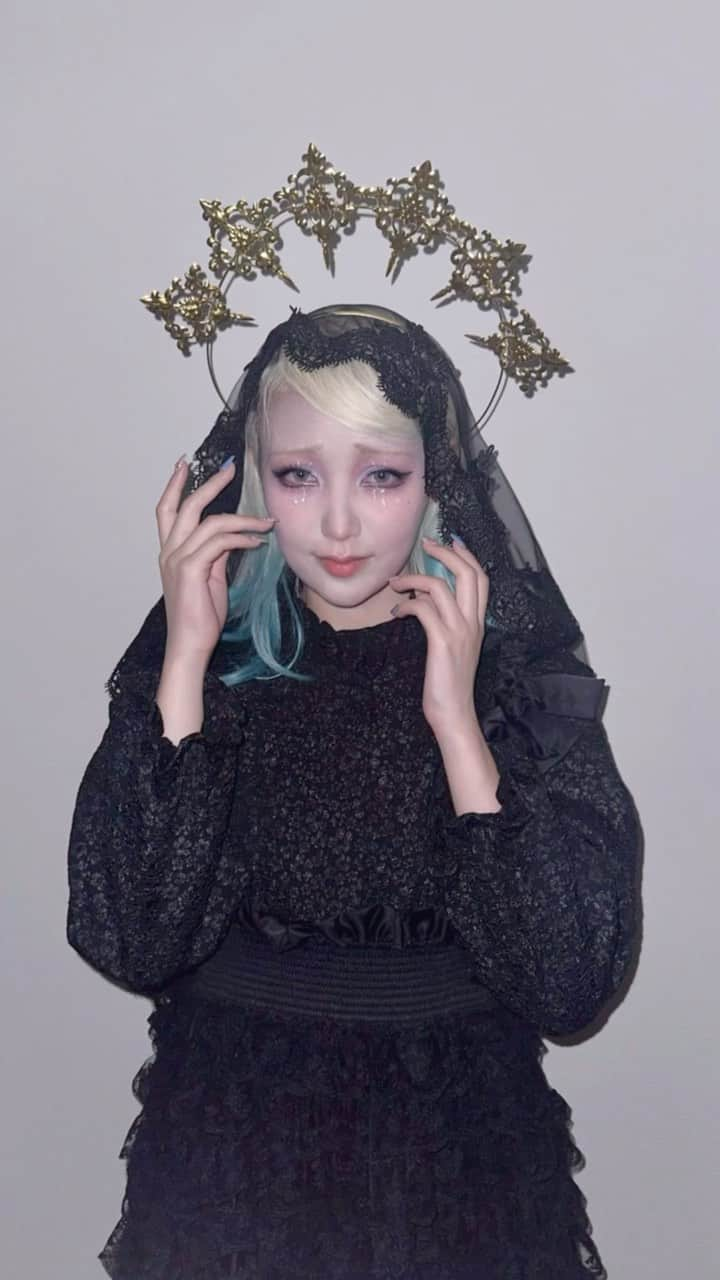 うじたまいのインスタグラム：「涙の聖母メイク⛪️🖤💧  今年はハロウィンするつもりなかったけど、とんでもなく可愛いメイクができちゃったので よかったら来年の参考にでも…🎃(あまりにも遅刻) 修道女は結構多いけど、聖母はあんまみないからやってみたかったの。⛪️  #ハロウィンメイク #halloween #ootd #makeup #fyp」