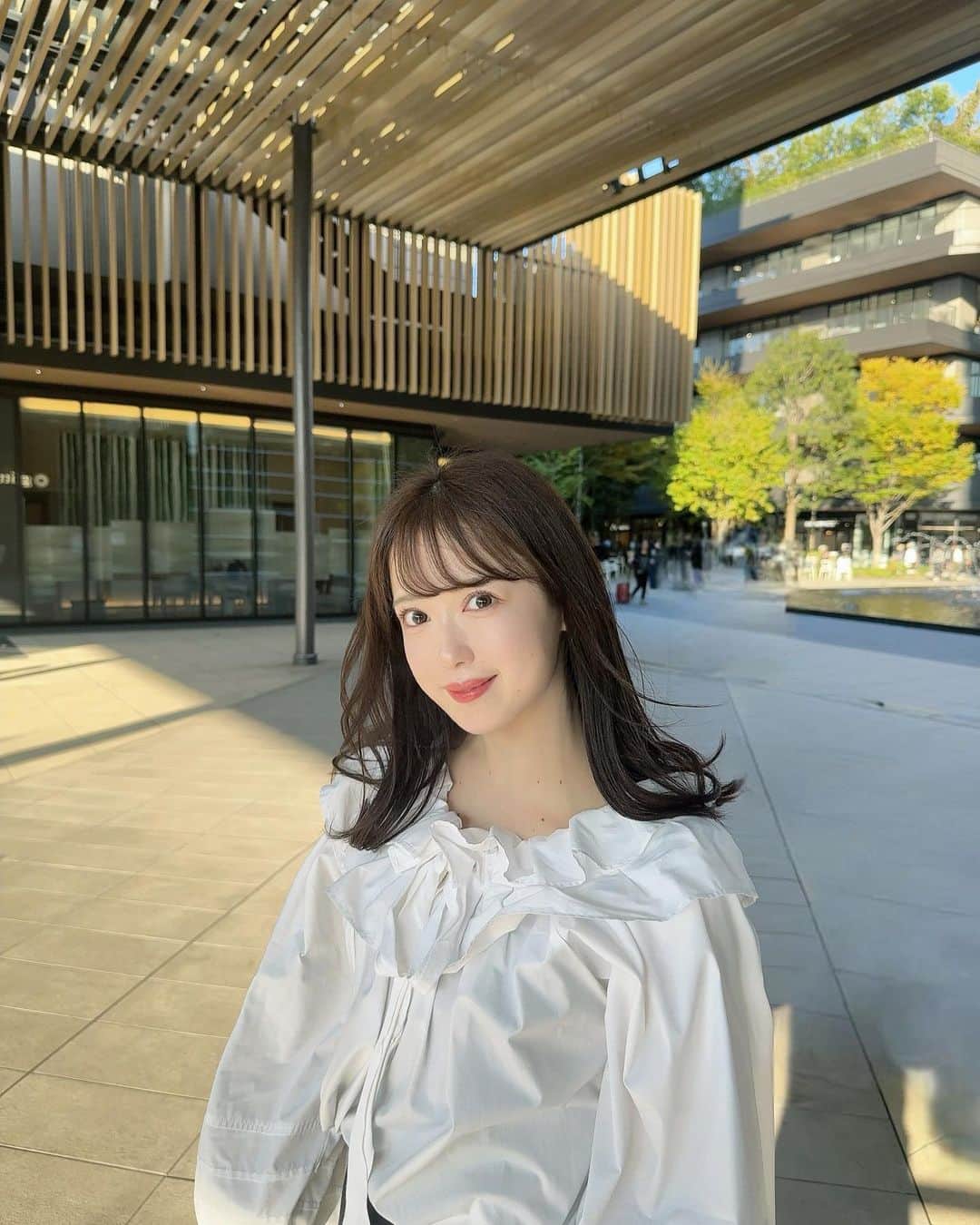 mami 宝島社のインスタグラム：「髪の毛いいかんじ📝  いつも通り西田さんにほぼおまかせ👶💕  PRADAのサナになりたすぎて、 画像見せて似合う感じに色アレンジしてもらった笑  ありがとうございました〜🌿  #shima #秋ヘアー#テーマはさーたん」