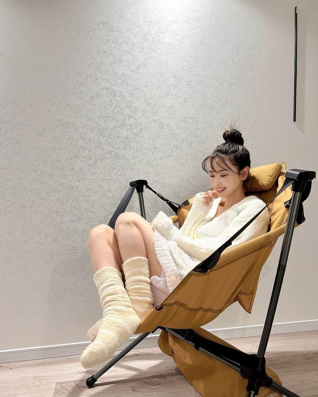 垰智子さんのインスタグラム写真 - (垰智子Instagram)「日中はあったかい日も多いけど、 夜になると一気に冷え込んできて、冷え症の私は すでに足が冷たい💦 . なので @kairo.socks を履いて過ごしてるよ🧦 今までもモコモコ靴下とか履いてたんだけど、 あったかさが全然違う😳 本当にめっちゃあったかいの🧡 . ダイナホットという東レが開発した遠赤外線を放射する素材で 出来てるからみたいなんだけど、本当にぽっかぽかでありがたい😊 . デザインもかわいいし、足が冷えるって人はぜひ 『ぽかぽかカイロソックス』試してみて🧦✨ . . #sponsored #ぽかぽかカイロソックス #機能性ソックス #カイロソックス #冷え症対策 #節電対策 #遠赤外線 #靴下 #あったかグッズ」11月3日 20時06分 - taotao_tomo