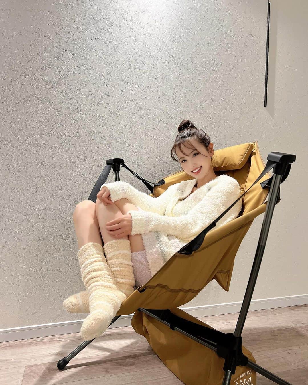 垰智子さんのインスタグラム写真 - (垰智子Instagram)「日中はあったかい日も多いけど、 夜になると一気に冷え込んできて、冷え症の私は すでに足が冷たい💦 . なので @kairo.socks を履いて過ごしてるよ🧦 今までもモコモコ靴下とか履いてたんだけど、 あったかさが全然違う😳 本当にめっちゃあったかいの🧡 . ダイナホットという東レが開発した遠赤外線を放射する素材で 出来てるからみたいなんだけど、本当にぽっかぽかでありがたい😊 . デザインもかわいいし、足が冷えるって人はぜひ 『ぽかぽかカイロソックス』試してみて🧦✨ . . #sponsored #ぽかぽかカイロソックス #機能性ソックス #カイロソックス #冷え症対策 #節電対策 #遠赤外線 #靴下 #あったかグッズ」11月3日 20時06分 - taotao_tomo