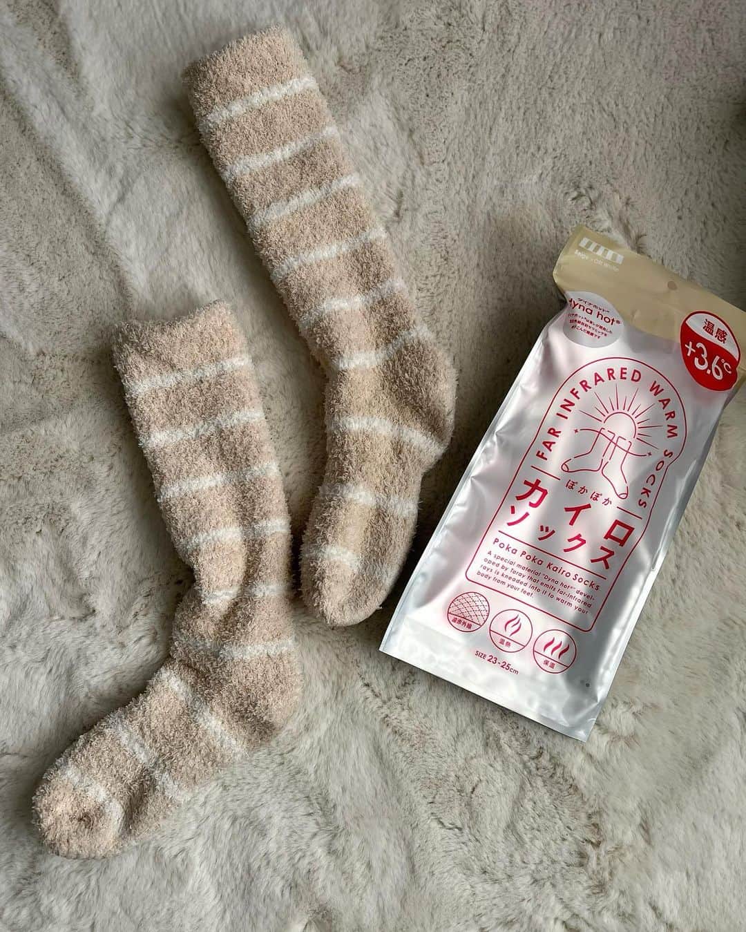垰智子さんのインスタグラム写真 - (垰智子Instagram)「日中はあったかい日も多いけど、 夜になると一気に冷え込んできて、冷え症の私は すでに足が冷たい💦 . なので @kairo.socks を履いて過ごしてるよ🧦 今までもモコモコ靴下とか履いてたんだけど、 あったかさが全然違う😳 本当にめっちゃあったかいの🧡 . ダイナホットという東レが開発した遠赤外線を放射する素材で 出来てるからみたいなんだけど、本当にぽっかぽかでありがたい😊 . デザインもかわいいし、足が冷えるって人はぜひ 『ぽかぽかカイロソックス』試してみて🧦✨ . . #sponsored #ぽかぽかカイロソックス #機能性ソックス #カイロソックス #冷え症対策 #節電対策 #遠赤外線 #靴下 #あったかグッズ」11月3日 20時06分 - taotao_tomo
