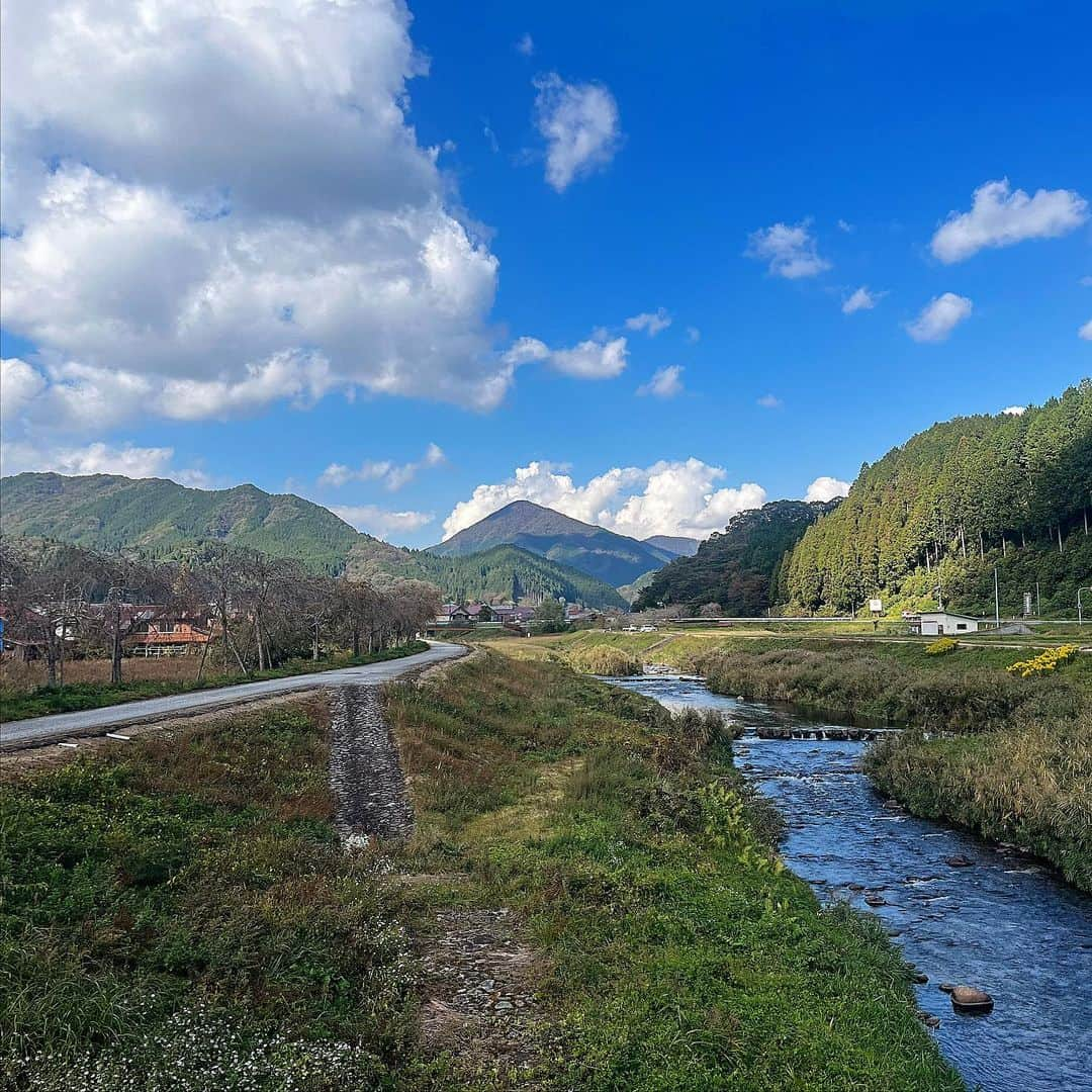 下村彩里さんのインスタグラム写真 - (下村彩里Instagram)「#衣装 x #各地の美しい山⛰  1.2枚目 ブラウス @tiara_melrose  スカート @estnation_jp  ピアス @joueteofficial   4.5枚目 シャツ @estnation_womens  ジレ•パンツ @rope_jp  ピアス @joueteofficial  いつも素敵な衣装アクセサリーありがとうございます🙇‍♀️✨  4日間スタジオ担当ありがとうございました！！🙇‍♀️  改めて、様々な視点から"疑問"をもつことの大切さを実感。 これからはより多角的にニュースに向き合っていきたいと強く感じます。  今日から現場取材に。🏃‍♀️ よろしくお願いします🤲  #3枚目は #山梨　からみた #富士山  #6枚目は #岡山　 #日本の豊かな自然 #穏やかでありますように  #下村彩里 #テレビ朝日#報道ステーション」11月3日 19時59分 - sairi.shimomura_ex