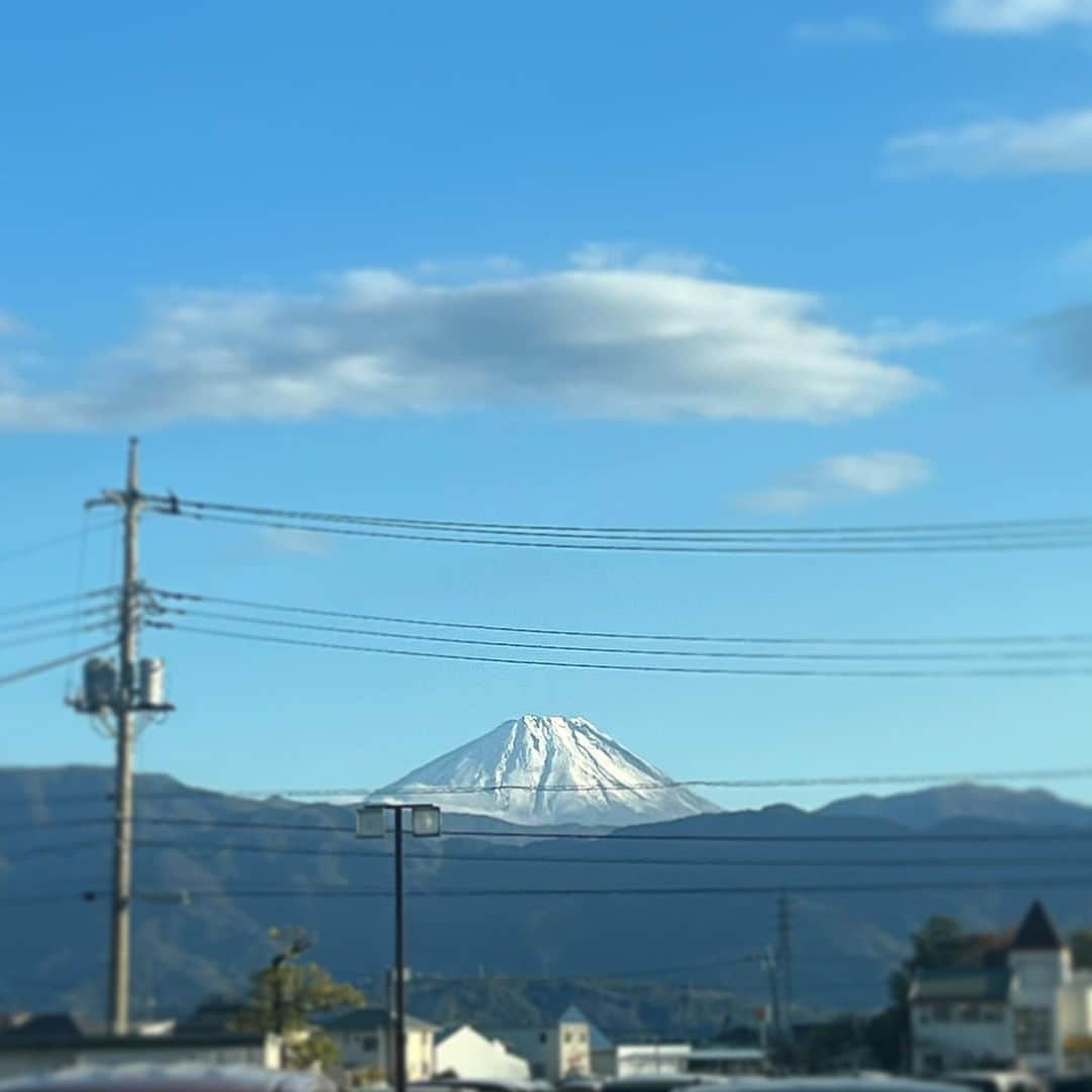 下村彩里さんのインスタグラム写真 - (下村彩里Instagram)「#衣装 x #各地の美しい山⛰  1.2枚目 ブラウス @tiara_melrose  スカート @estnation_jp  ピアス @joueteofficial   4.5枚目 シャツ @estnation_womens  ジレ•パンツ @rope_jp  ピアス @joueteofficial  いつも素敵な衣装アクセサリーありがとうございます🙇‍♀️✨  4日間スタジオ担当ありがとうございました！！🙇‍♀️  改めて、様々な視点から"疑問"をもつことの大切さを実感。 これからはより多角的にニュースに向き合っていきたいと強く感じます。  今日から現場取材に。🏃‍♀️ よろしくお願いします🤲  #3枚目は #山梨　からみた #富士山  #6枚目は #岡山　 #日本の豊かな自然 #穏やかでありますように  #下村彩里 #テレビ朝日#報道ステーション」11月3日 19時59分 - sairi.shimomura_ex