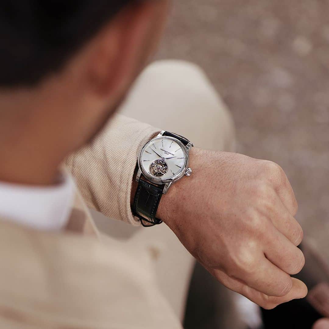 Frederique Constant Japanのインスタグラム：「ブランドの技術力が結集された「トゥールビヨン」をまとう 　 創業35周年記念モデル「クラシック トゥールビヨン マニュファクチュール」のケースサイズは39mm。ビジネススタイルになじむ小径です。6時位置の大きなオープンハートからはトゥールビヨンの動きが楽しめ、機械式時計を腕にする喜びを感じていただけます。 　 トゥールビヨンには、シリコン製のガンギ車とアンクルが備わっており、耐磁性にすぐれ、温度変化の影響を受けないというメリットがあります。 華やかなジャケットスタイルが増えてくる季節に、世界限定の特別な１本を腕元に。   《クラシック トゥールビヨン マニュファクチュール》 FC-980S3H6　¥2,310,000 (税込) 自動巻き（自社ムーブメントFC-980）、3気圧防水、ステンレススチール、世界限定350本	 . . . . . #FrederiqueConstant #swiss #swissmade #swisswatch #watch #wristwatch #manufacture #mensfashion #tourbillon#フレデリックコンスタント #スイス #スイス時計 #時計 #腕時計 #マニュファクチュール #メンズウォッチ #大人時計 #メンズファッション #機械式時計 #トゥールビヨン #ジャケット」