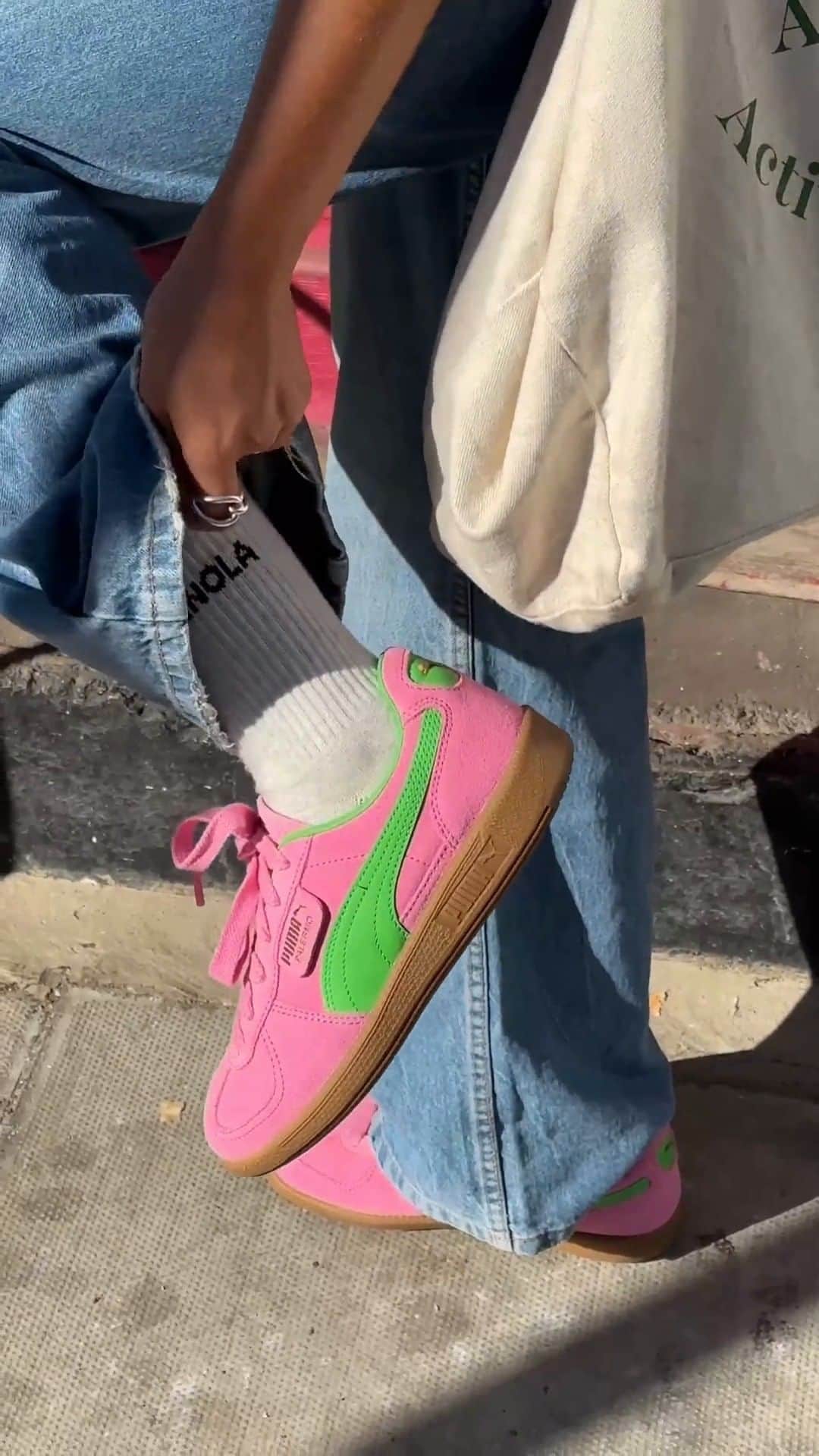 ASOSのインスタグラム：「A day with @chloefraterr [she/her] = the pinkprint for a wholesome day 🌳☕️✨🍲  Puma Palermo Special trainers [205117290] 💘」