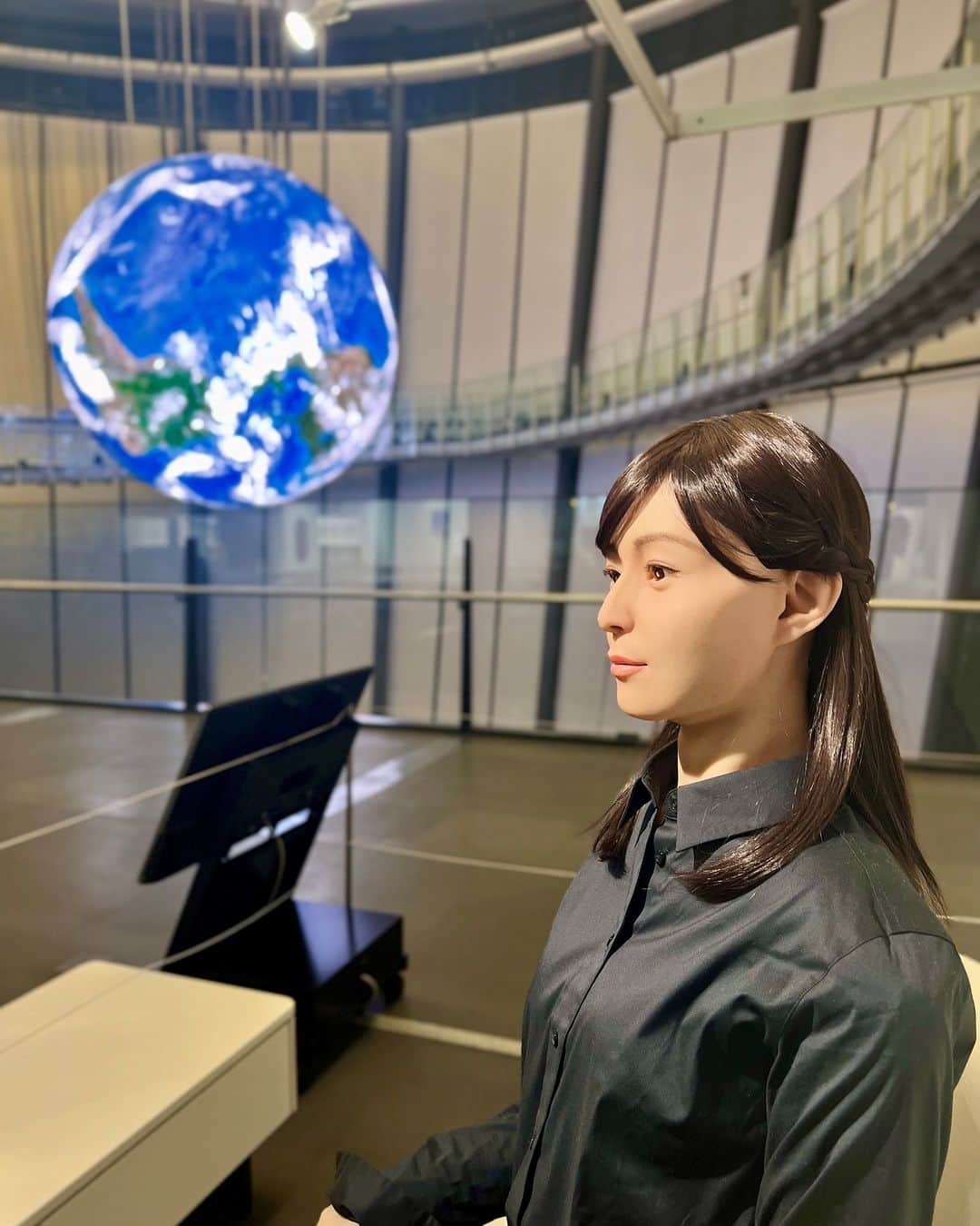 Miraikan, 日本科学未来館さんのインスタグラム写真 - (Miraikan, 日本科学未来館Instagram)「【残すところあとわずか…🤖】 見た目が人間そっくりなロボット #オトナロイド   2014年から #未来館 で活躍していましたが、新常設展示オープンに伴い、11/13(月)で展示終了となります😌  人間のような表情の変化などを間近で体感し、ロボットのいる未来について、または人間という存在について一緒に考えませんか。  ※11/22(水)からは、新たに「ロボット」をテーマにした２つの常設展示が誕生します✨ こちらも、おたのしみに。  #miraikan #未来館 #日本科学未来館 #科学館 #東京テレポート #お台場 #ミュージアム #博物館巡り #博物館 #お出かけスポット #東京デート #お台場デート #sciencemuseum #museum #tokyo #odaiba #odaibatokyo #traveljapan #japantrip #japantravel #japantravelphoto #TokyoMuseum #VisitTokyo #DiscoverTokyo #アンドロイド #AI #ロボット」11月3日 20時00分 - miraikan