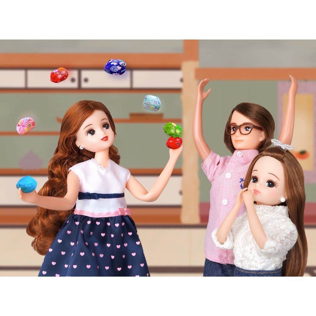 リカちゃんのインスタグラム：「今日はお手玉をしているんだ♪ なかなか上手くできなくて練習していたら、ママが突然！ これは、達人技”両手7個ゆり”っていうんだって♡  #今日は何の日 #文化の日  Today I'm practicing bean bag juggling.  #リカちゃん #fashion #ootd #hairstyle #licca #liccadoll #japanesedoll #japan #girl #instadaily #instagood #instagramjapan #instagram」