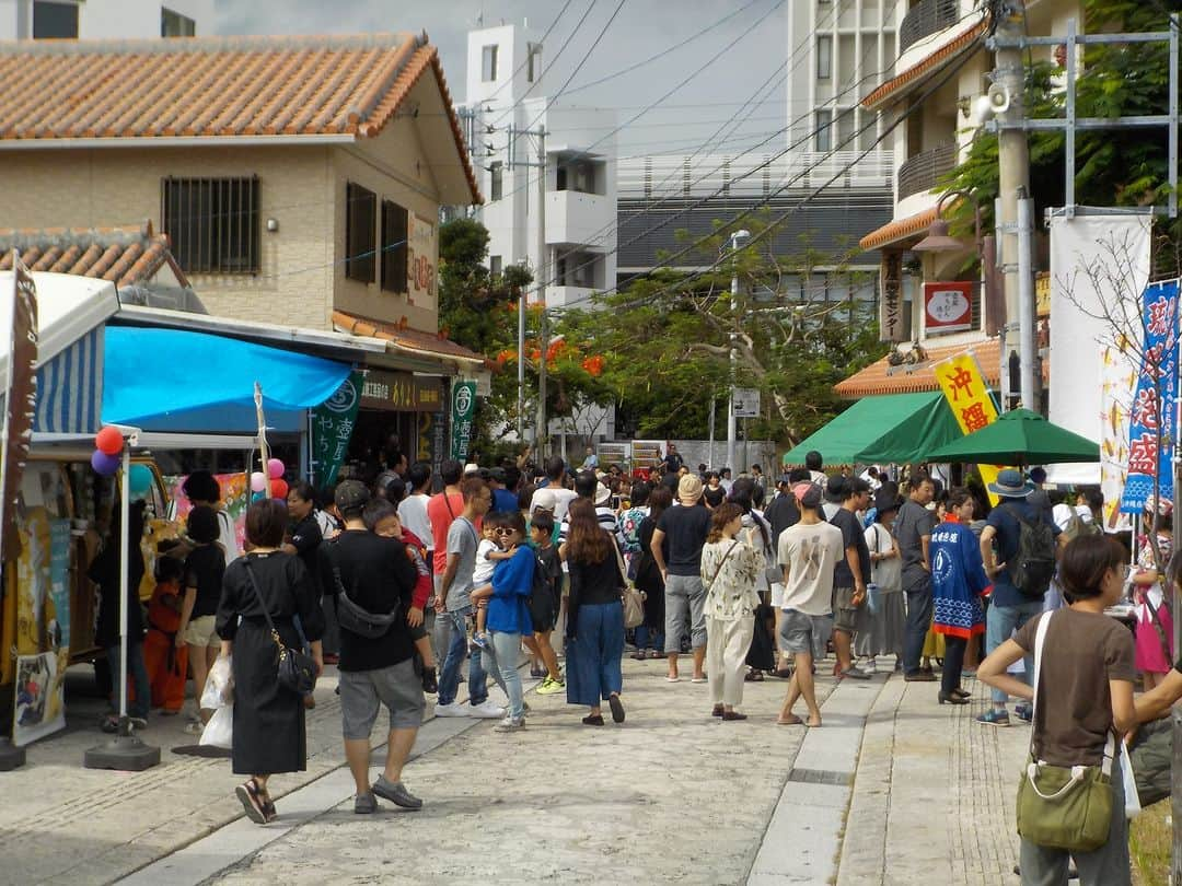 Be.okinawaさんのインスタグラム写真 - (Be.okinawaInstagram)「Tsuboya Yachimun Street Festival celebrates Yachimun (pottery🏺 in Okinawan), an art that plays a significant role in Okinawa’s culture. At the festival, look out for Yachimun in different designs from various pottery makers around Okinawa that came to participate!    At the same time, the Tsuboya Pottery Museum, the only museum that specializes in pottery in Okinawa, will host a special exhibition with the theme Earthenware to celebrate its 25th anniversary. The exhibition will showcase earthenware discovered in Okinawa, the works of modern artists, and the influence earthenware has had on modern times.   #japan #okinawa #visitokinawa #okinawajapan #discoverjapan #japantravel #okinawaculture #okinawatradition #okinawapottery #yachimun #okinawacraft #pottery」11月3日 20時00分 - visitokinawajapan