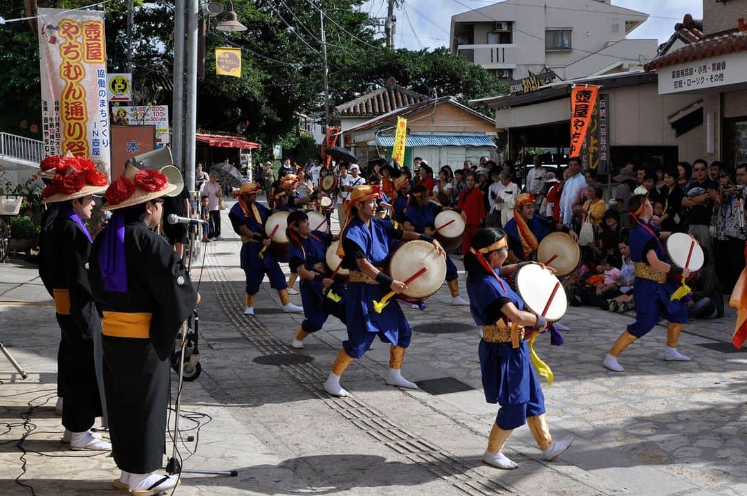 Be.okinawaさんのインスタグラム写真 - (Be.okinawaInstagram)「Tsuboya Yachimun Street Festival celebrates Yachimun (pottery🏺 in Okinawan), an art that plays a significant role in Okinawa’s culture. At the festival, look out for Yachimun in different designs from various pottery makers around Okinawa that came to participate!    At the same time, the Tsuboya Pottery Museum, the only museum that specializes in pottery in Okinawa, will host a special exhibition with the theme Earthenware to celebrate its 25th anniversary. The exhibition will showcase earthenware discovered in Okinawa, the works of modern artists, and the influence earthenware has had on modern times.   #japan #okinawa #visitokinawa #okinawajapan #discoverjapan #japantravel #okinawaculture #okinawatradition #okinawapottery #yachimun #okinawacraft #pottery」11月3日 20時00分 - visitokinawajapan