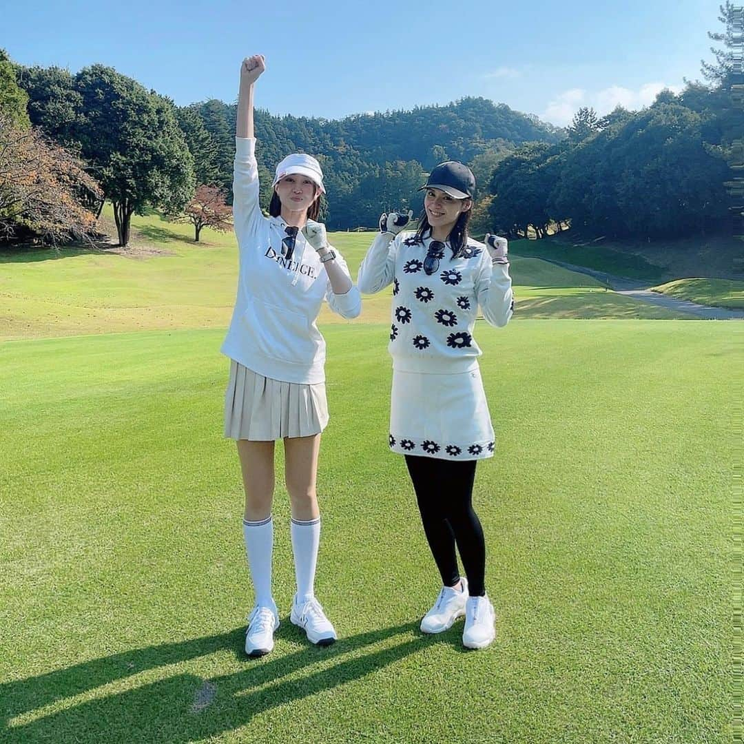 鳳翔大さんのインスタグラム写真 - (鳳翔大Instagram)「久々のゴルフ⛳️ @sho_ayanagi_official   私2度目の翔ちゃん初ラウンドへ！！  とにかく良い天気で自然に囲まれた良い景色の中リフレッシュできました！ 結果は別として…😂  翔ちゃんは初と思えない位めちゃくちゃうまい✨凄いよ！この方めっちゃ飛ばす笑笑 レッスンも通ってるし真面目やからこういう時バシッと決めるよねー😆  まぁとにかく楽しかったからオッケー👌 私はゴルフ用のハイソックスを買ったらハイにならず変な丈になったのが気になったけどな笑 ちゃんとしたハイソックス欲しいわ。。  また行こねー🫶  #ゴルフ　#ラウンド」11月3日 20時00分 - dai_hosho_official