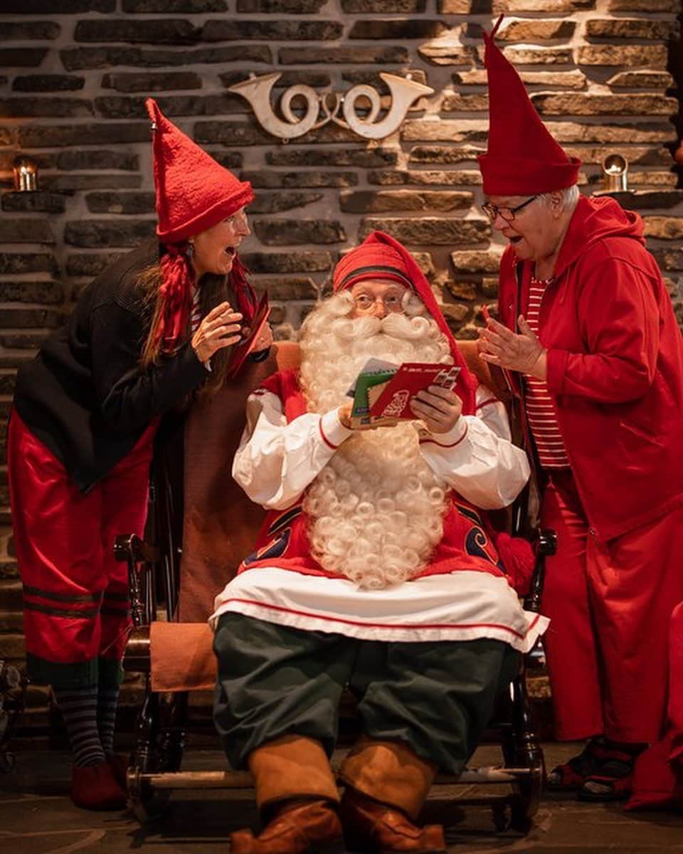 フィンランド政府観光局さんのインスタグラム写真 - (フィンランド政府観光局Instagram)「【フィンランドのクリスマス情報🎄】  🎅今日はサンタクロースの公式ホームタウン　ロヴァニエミのクリスマスイベント情報をお届けします。  🎄11月9日（木）17～19時　 Koskikatu通りのクリスマスツリーの飾り付け。小人の帽子をかぶってお手伝いに行きましょう。 ✨Lordi広場のクリスマスライトが19時に点灯します。  🎄11月11日（土）12時と14時 Sampokeskusショッピングセンターにてムーミンショー。  🎄11月11日（土）10～17時 サンタパークのグランドオープニング　9時半～12時まではトナカイにも会えます。  🎅11月12日（日）17時　サンタクロースヴィレッジにてクリスマスシーズンのオープニングイベント。ミュージカルクリスマスパフォーマンス、サンタさんのスピーチなど。  🎅12月23日（土）サンタクロースヴィレッジからサンタさんが世界中を巡る恒例の旅に出発。出発の前にイベントがあります。  イベント以外の時でもサンタクロースの公式ホームタウンロヴァニエミでは1年中クリスマス気分が楽しめます。  イベントのスケジュールや詳細はこちらから。 👉https://www.visitrovaniemi.fi/love/christmas-time-2023/  📸 すべての写真 © @visitrovaniemi  @allaboutlapland, Toni Eskelinen  #VisitRovaniemi #Rovaniemi #ロヴァニエミ #クリスマス #サンタクロース村 #VisitFinland #visitfinlandjp #フィンランド政府観光局 #フィンランド #サンタクロース」11月3日 20時00分 - visitfinlandjapan