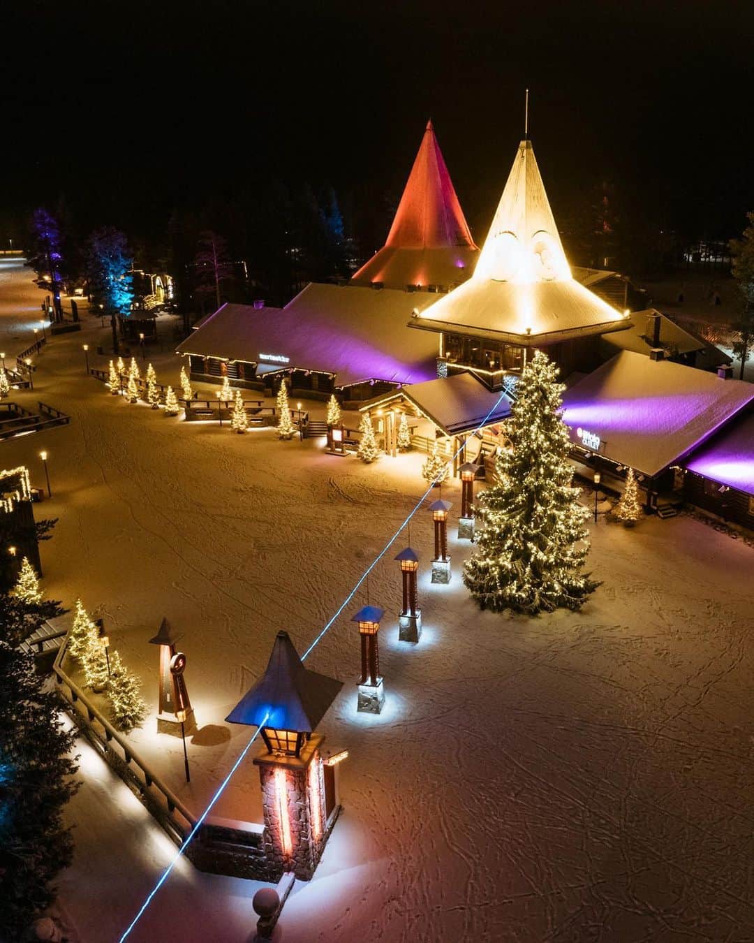 フィンランド政府観光局さんのインスタグラム写真 - (フィンランド政府観光局Instagram)「【フィンランドのクリスマス情報🎄】  🎅今日はサンタクロースの公式ホームタウン　ロヴァニエミのクリスマスイベント情報をお届けします。  🎄11月9日（木）17～19時　 Koskikatu通りのクリスマスツリーの飾り付け。小人の帽子をかぶってお手伝いに行きましょう。 ✨Lordi広場のクリスマスライトが19時に点灯します。  🎄11月11日（土）12時と14時 Sampokeskusショッピングセンターにてムーミンショー。  🎄11月11日（土）10～17時 サンタパークのグランドオープニング　9時半～12時まではトナカイにも会えます。  🎅11月12日（日）17時　サンタクロースヴィレッジにてクリスマスシーズンのオープニングイベント。ミュージカルクリスマスパフォーマンス、サンタさんのスピーチなど。  🎅12月23日（土）サンタクロースヴィレッジからサンタさんが世界中を巡る恒例の旅に出発。出発の前にイベントがあります。  イベント以外の時でもサンタクロースの公式ホームタウンロヴァニエミでは1年中クリスマス気分が楽しめます。  イベントのスケジュールや詳細はこちらから。 👉https://www.visitrovaniemi.fi/love/christmas-time-2023/  📸 すべての写真 © @visitrovaniemi  @allaboutlapland, Toni Eskelinen  #VisitRovaniemi #Rovaniemi #ロヴァニエミ #クリスマス #サンタクロース村 #VisitFinland #visitfinlandjp #フィンランド政府観光局 #フィンランド #サンタクロース」11月3日 20時00分 - visitfinlandjapan