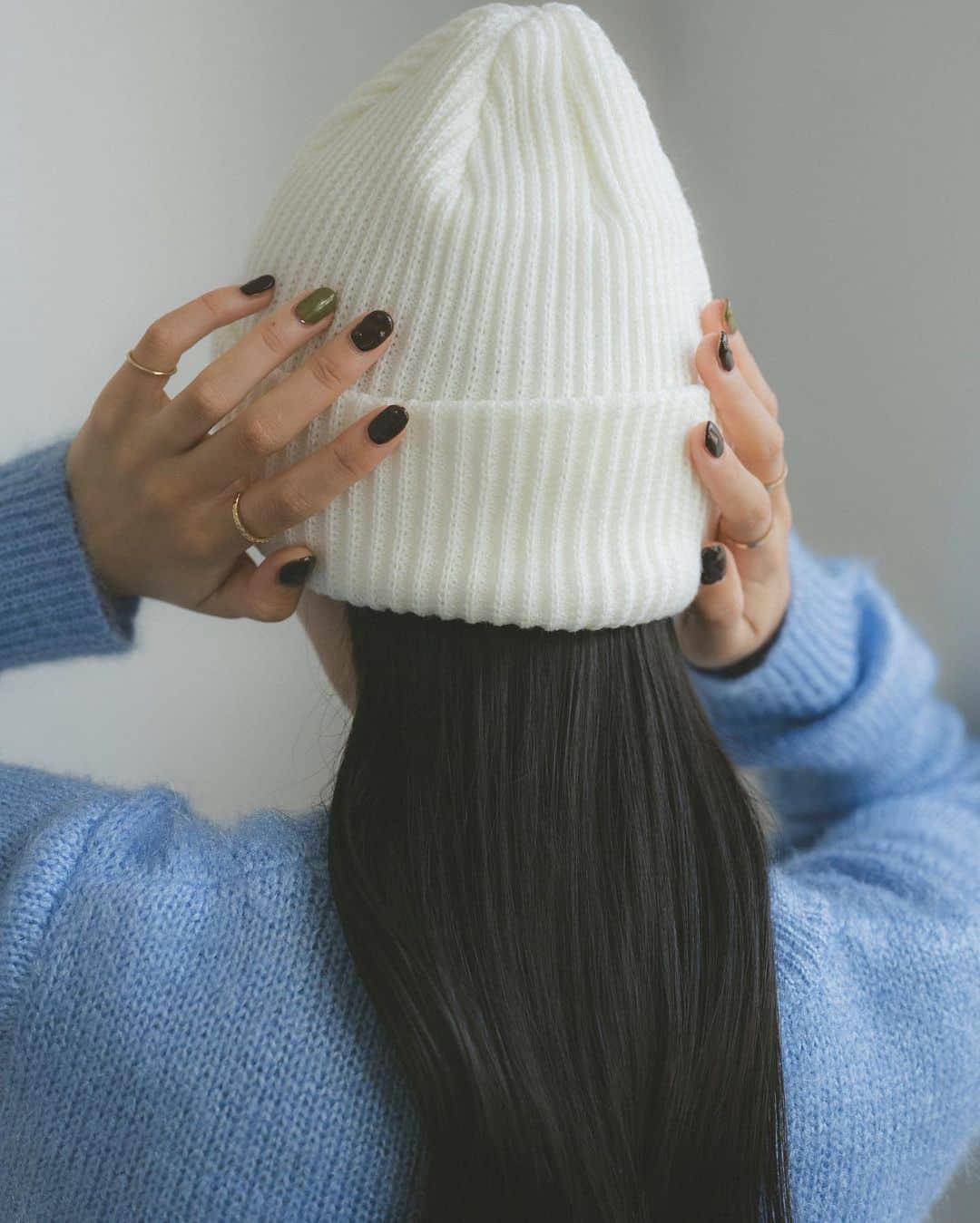 Vannie Officialのインスタグラム：「リブニット帽/ビーニー  … Design …  ・冬の大定番ニット帽 ・もちっとした厚みのある編地 ・伸縮性がしっかりあり、つけ心地抜群 ・頭のサイズに合わせて折り返す位置を変えて調整可能 ・ベーシックなアイボリー、ブラック 今季らしいおしゃれなグレー  … Styling … 冬の防寒にぴったりのベーシックなニットビーニー デニム、ニットとあわせてカジュアルにはもちろん ワンピースやスカートでレディライクなスタイリングに合わせても◎ 前髪を全てしまって韓国っぽくかぶるのもトレンド  ━━━━━━━━━━━━━━━━━━━━━  透け感：なし 裏地：なし 厚さ：厚め 伸縮性：あり 光沢感：なし  ━━━━━━━━━━━━━━━━━━━━━━ ※詳しくは洗濯タグをご確認ください #vannie_u #ヴァニーユー」