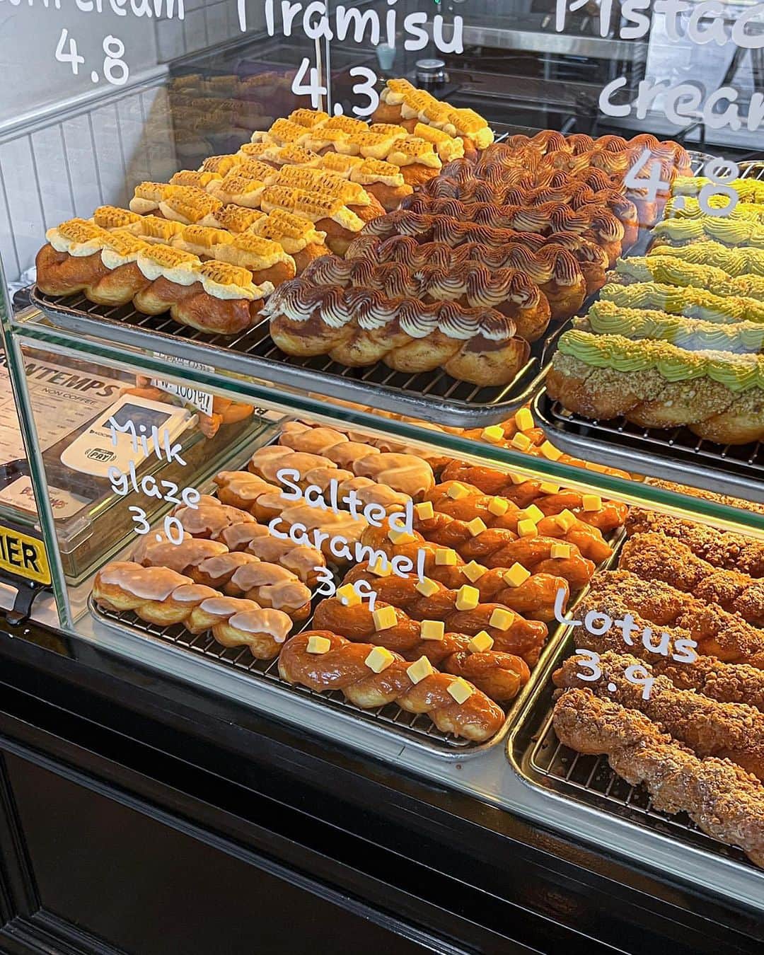アシアナ航空日本地域公式アカウントさんのインスタグラム写真 - (アシアナ航空日本地域公式アカウントInstagram)「クァベギ🥖  ┈┈┈┈┈┈┈┈┈┈ 「クァベギ」とは 韓国語で”ねじり揚げドーナツ” という意味。  市場の定番おやつで専門店やパン屋などでも販売されています。  もち米で作られることが多いため もちもちとした食感が美味しさのポイントです！  📸@malonmalon26 @taberu_mimico @tabearuki_foods  ┈┈┈┈┈┈┈┈┈┈   #アシアナ航空 #アシアナ #ASIANA #asianaair #asianaairline #OZ #Flyasiana #韓国 #korea #韓国旅行 #✈️#クァベキ #ねじり揚げドーナツ #韓国ドーナツ #韓国スイーツ #韓国デザート」11月3日 20時01分 - asiana.jp_official