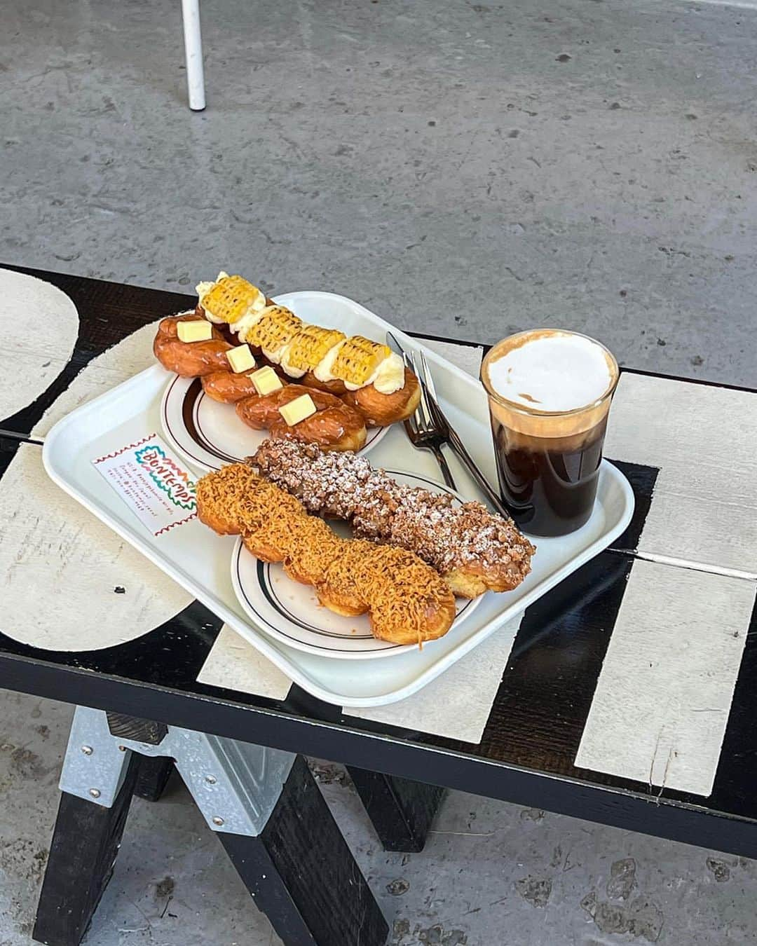 アシアナ航空日本地域公式アカウントのインスタグラム：「クァベギ🥖  ┈┈┈┈┈┈┈┈┈┈ 「クァベギ」とは 韓国語で”ねじり揚げドーナツ” という意味。  市場の定番おやつで専門店やパン屋などでも販売されています。  もち米で作られることが多いため もちもちとした食感が美味しさのポイントです！  📸@malonmalon26 @taberu_mimico @tabearuki_foods  ┈┈┈┈┈┈┈┈┈┈   #アシアナ航空 #アシアナ #ASIANA #asianaair #asianaairline #OZ #Flyasiana #韓国 #korea #韓国旅行 #✈️#クァベキ #ねじり揚げドーナツ #韓国ドーナツ #韓国スイーツ #韓国デザート」