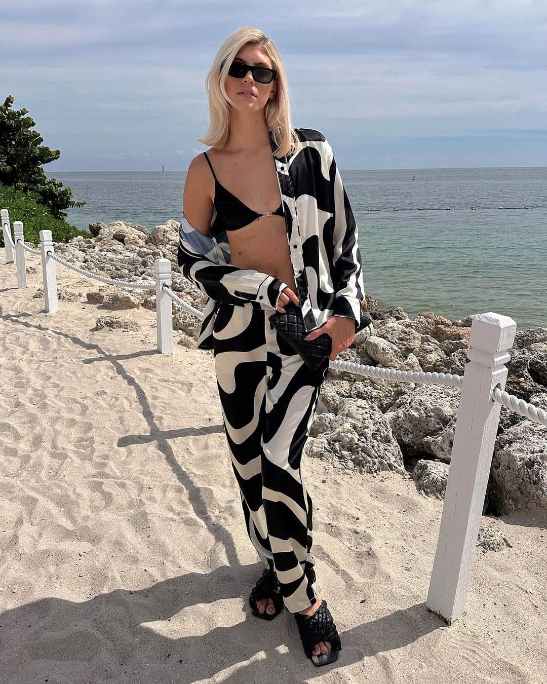 デヴォン・ウィンザーのインスタグラム：「Only wearing comfy sets for the rest of my life 🖤😂」