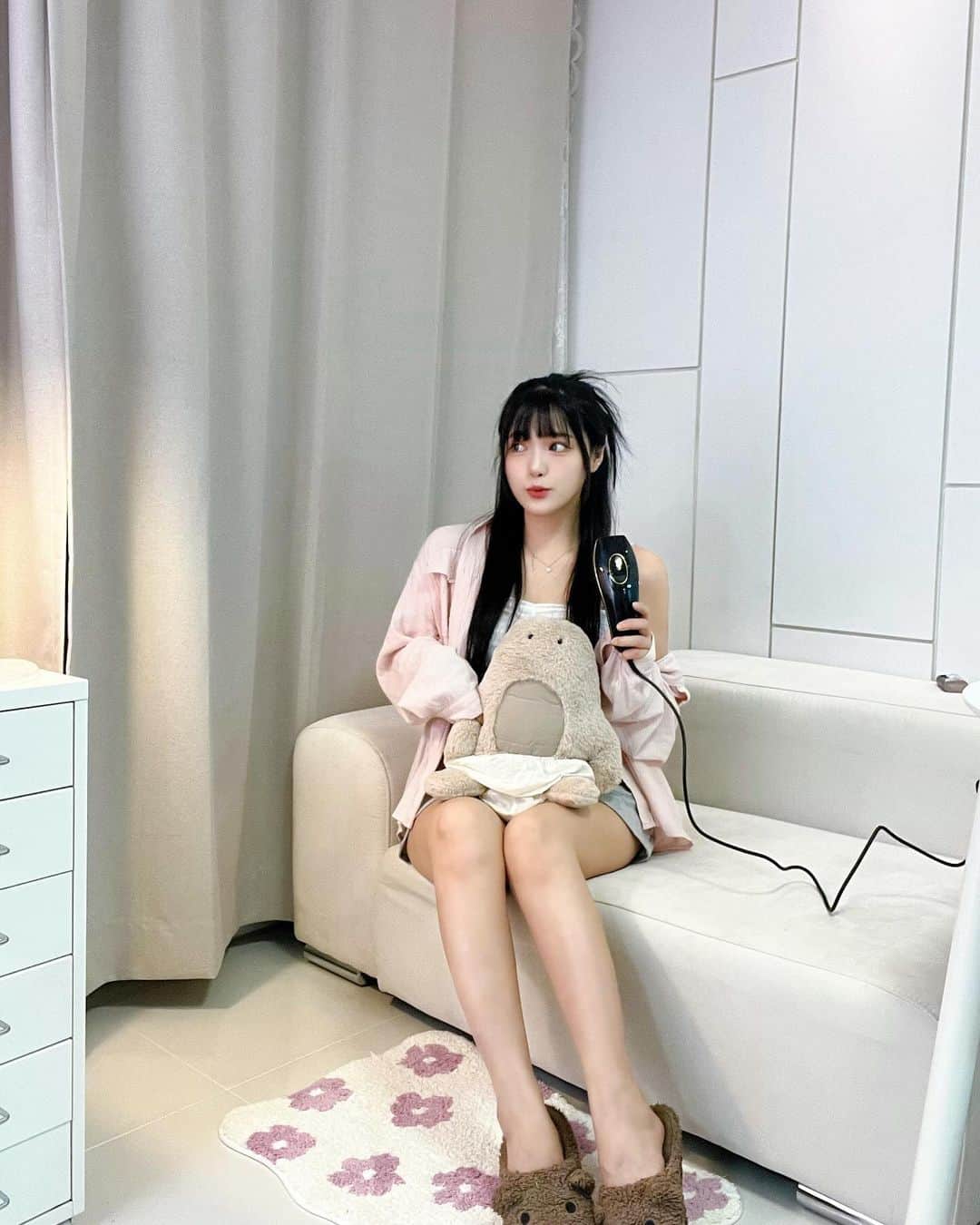 イ・グムヒのインスタグラム：「#광고 여러분 가정용제모기는 이거예오!!🥹 겁 많고 엄살 심한 제가 써도 안아프고 무엇보다 효과가 너무 좋아요🩷  이거쓰구 전에 피부과 레이저제모 끊어놓은거  안가고있어요 진짜루 진짜!!ㅋㅋㅋㅋ  일본에서는 이미 유명한 #가정용제모기 라고하니 꼭 써보세용🥰  @smoothskinjp @fground.coltd_  #smoothskin #스무스스킨 #스무스스킨제모기  #피부케어 #가정제모기 #제모 #레이저제모」