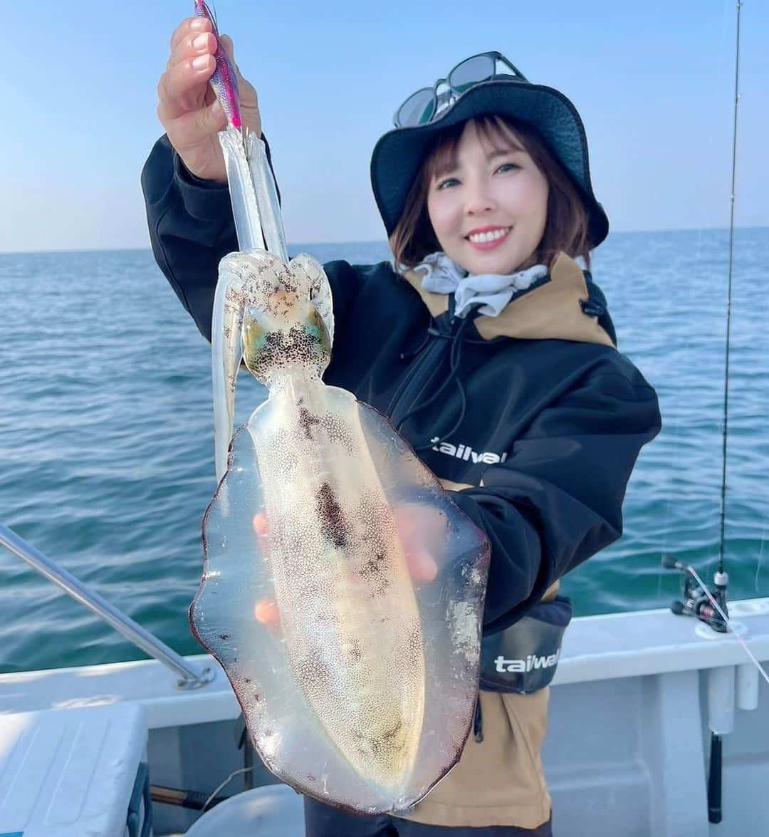 井上直美のインスタグラム：「今日はティップランとタイラバリレー♡ ティップランはスタートから好調で誰かアタリがあると周りもアタッていい感じでした(^^) タイラバは残念ながら本命には出会えませんでしたが、いろんな魚種が釣れて楽しかったー♪ 色々と書きたいですが明日も釣りなのでこの辺で。今週はハッスル釣り三昧♡ぽわわわー。  🐟タックルデータ🐟 （ティップラン） ロッド♡テイルウォーク Tipbang TZ SH63ML/TISL リール♡テイルウォーク スピーキー2500HGX ライン♡ アプロード ソルトマックス GT-R PE 0.6号 リーダー♡アプロード ディテールプロハリス 2号 サングラス♡宅配のめがねやさん  （タイラバ） タックルデータ🐟 ロッド♡テイルウォーク タイゲームTZ C71L リール♡テイルウォーク エランSW VTN73L ライン♡PE0.8号 リーダー♡アプロード ソルトマックス ショックリーダーモバイル タイプF 16lb フック♡テイルウォーク タイゲーム T.R.B RING ASSIST S ヘッド♡タングステン45-125g サングラス♡宅配のめがねやさん  　#PR  #ティップラン　#タイラバ」