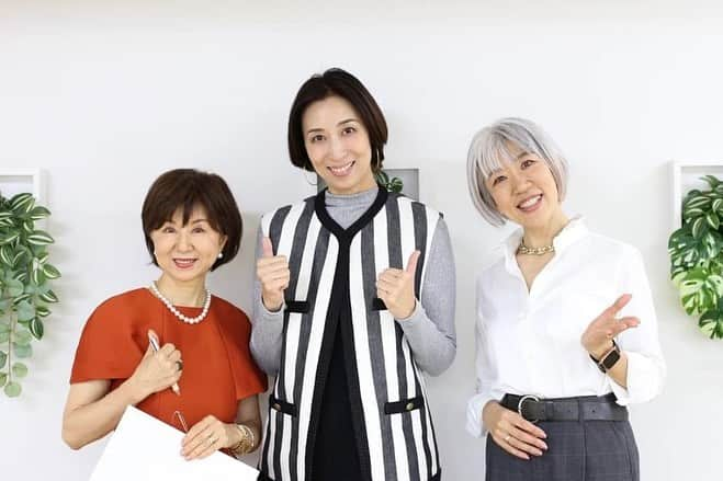 朝倉真弓のインスタグラム：「【先生の立場だからこそ学び続ける】  講座「Be the One」4期レッスンに参加してきました。 　 　 印象年齢マイナス10歳 《美姿勢＆品格ウォーキング®︎》  インストラクター・朝倉真弓です。  @mayumi_asakura  　　　 元宝塚歌劇団男役のくれゆかさんによる講座、3回目。  発声やプレゼン、台詞ワークを学びました。  実は、発声には最も苦手意識があって💦  大学のときにアナウンス研究会にいたものの、「発声が苦手」という強い刷り込みがあったのですが、約30年の時を経て、少し苦手意識が薄れた気がします。  何より、役になりきって体全体で表現する楽しさもひとしおでした😊  この学びを、講演はもちろん、ウォーキングや立ち居振る舞いのレッスンにも還元していきたいです。  @yuka.kure @roudoku.linda 　 　 #アントレジェンヌ #betheone #レッスン #話し方 #プレゼンテーション  #背筋を伸ばしてみたら私は綺麗だと気づいた #私は綺麗   #品格ウォーキング #美姿勢 #ウォーキング講師 #ウォーキングインストラクター  #ウォーキング #ポージング #グレイヘアモデル #グレイヘア #朝倉真弓」